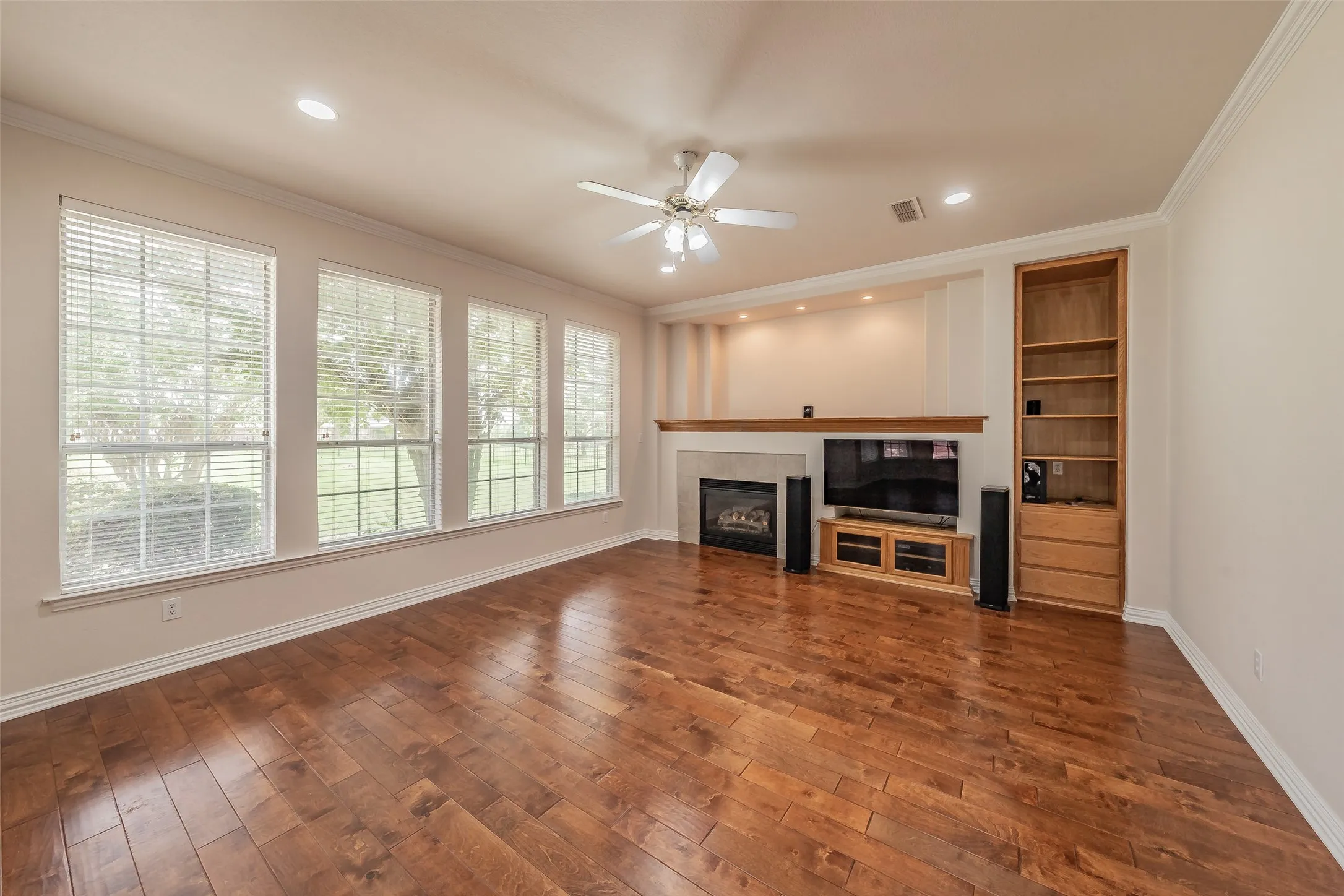 Single Family Residence For Sale in Tarrant County , 1049 Van Zandt Court, Haslet, Texas 76052, 4 Bedroom, 4 Bathroom, 3 Garage spaces, 3,229 Sqft, built in 1998, mls#21410248, Real Estate Agent in Haslet, Homes For Sale in Tarrant county, Homes For Sale in Haslet, Realtor in Haslet Texas, Real Estate Brokerage Independent Realty Texas, Luminita Cordes Realtor