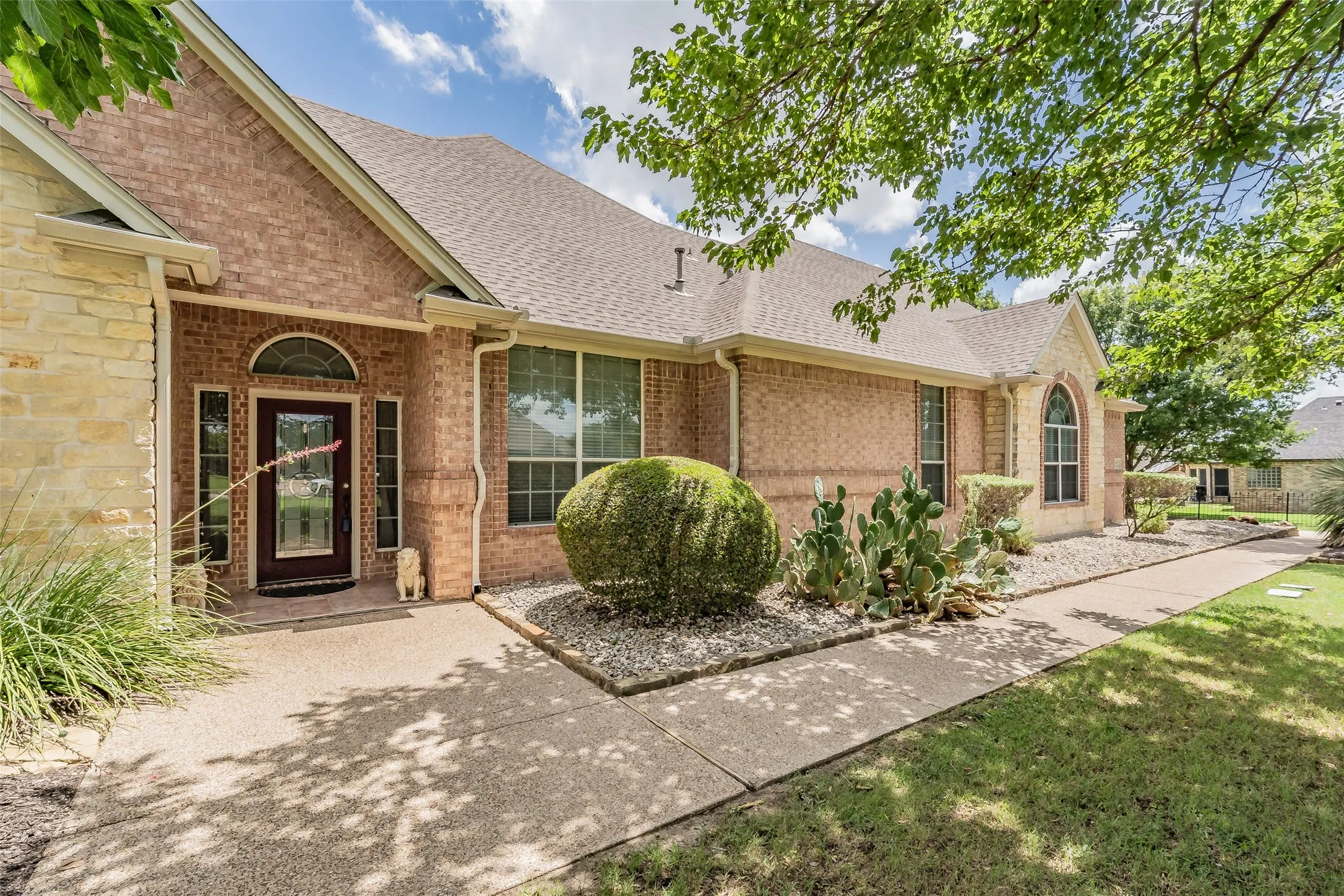 Single Family Residence For Sale in Tarrant County , 1049 Van Zandt Court, Haslet, Texas 76052, 4 Bedroom, 4 Bathroom, 3 Garage spaces, 3,229 Sqft, built in 1998, mls#21410248, Real Estate Agent in Haslet, Homes For Sale in Tarrant county, Homes For Sale in Haslet, Realtor in Haslet Texas, Real Estate Brokerage Independent Realty Texas, Luminita Cordes Realtor