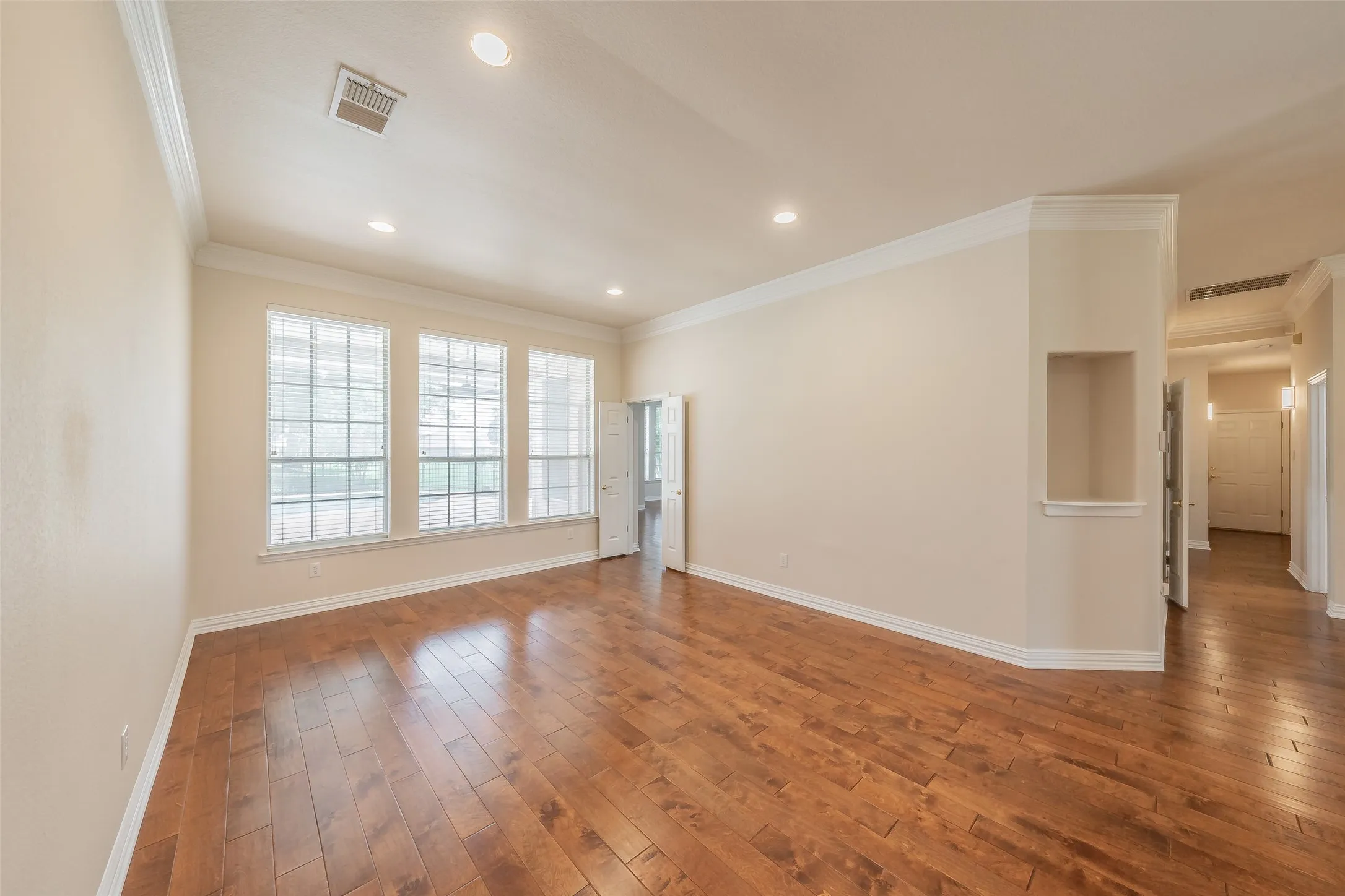 Single Family Residence For Sale in Tarrant County , 1049 Van Zandt Court, Haslet, Texas 76052, 4 Bedroom, 4 Bathroom, 3 Garage spaces, 3,229 Sqft, built in 1998, mls#21410248, Real Estate Agent in Haslet, Homes For Sale in Tarrant county, Homes For Sale in Haslet, Realtor in Haslet Texas, Real Estate Brokerage Independent Realty Texas, Luminita Cordes Realtor