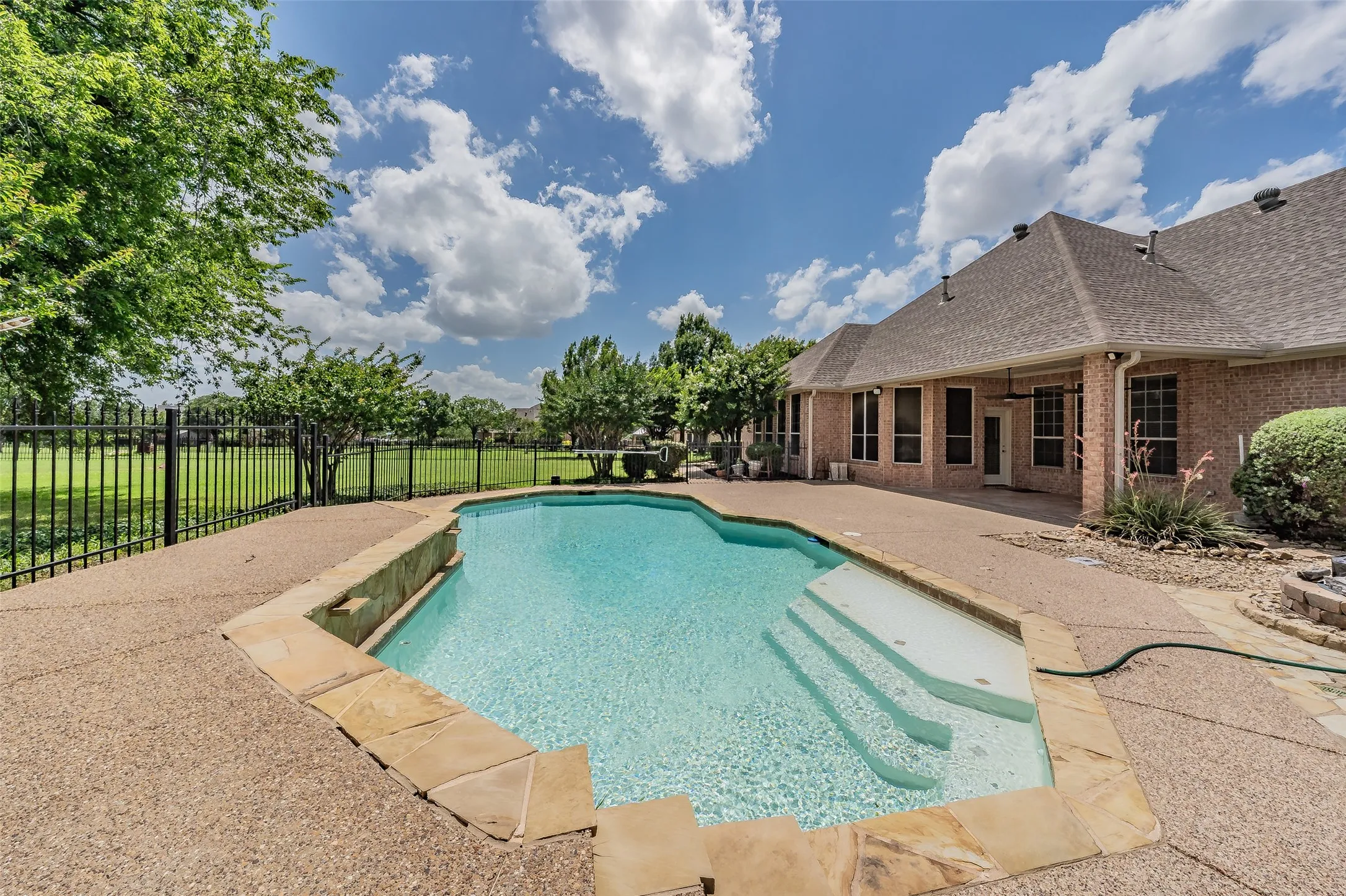 Single Family Residence For Sale in Tarrant County , 1049 Van Zandt Court, Haslet, Texas 76052, 4 Bedroom, 4 Bathroom, 3 Garage spaces, 3,229 Sqft, built in 1998, mls#21410248, Real Estate Agent in Haslet, Homes For Sale in Tarrant county, Homes For Sale in Haslet, Realtor in Haslet Texas, Real Estate Brokerage Independent Realty Texas, Luminita Cordes Realtor