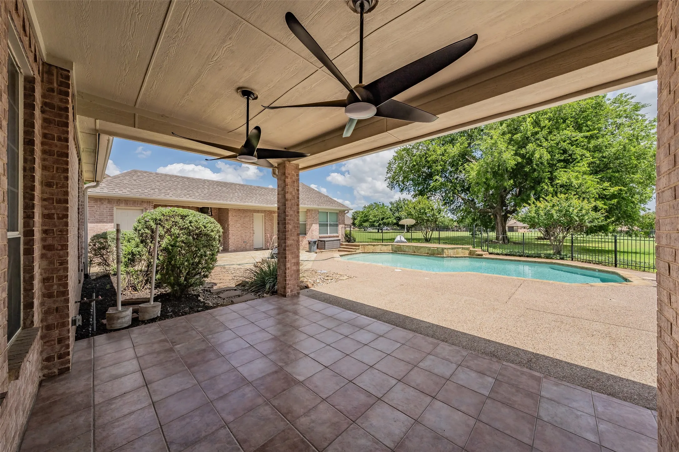 Single Family Residence For Sale in Tarrant County , 1049 Van Zandt Court, Haslet, Texas 76052, 4 Bedroom, 4 Bathroom, 3 Garage spaces, 3,229 Sqft, built in 1998, mls#21410248, Real Estate Agent in Haslet, Homes For Sale in Tarrant county, Homes For Sale in Haslet, Realtor in Haslet Texas, Real Estate Brokerage Independent Realty Texas, Luminita Cordes Realtor