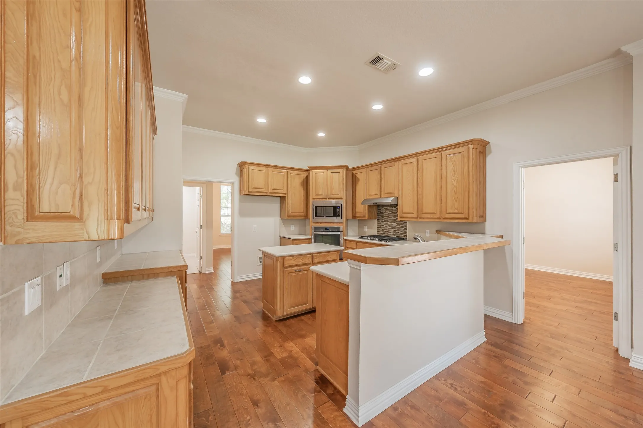 Single Family Residence For Sale in Tarrant County , 1049 Van Zandt Court, Haslet, Texas 76052, 4 Bedroom, 4 Bathroom, 3 Garage spaces, 3,229 Sqft, built in 1998, mls#21410248, Real Estate Agent in Haslet, Homes For Sale in Tarrant county, Homes For Sale in Haslet, Realtor in Haslet Texas, Real Estate Brokerage Independent Realty Texas, Luminita Cordes Realtor