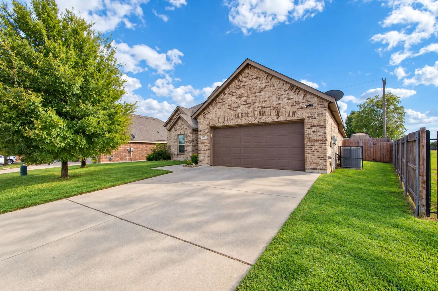 Single Family Residence For Rent in Ellis County , 3814 Hyde Park Drive, Midlothian, Texas 76065, 4 Bedroom, 3 Bathroom, 2 Garage spaces, 2,921 Sqft, built in 2015, mls#21410250, Real Estate Agent in Midlothian, Homes For Rent in Ellis county, Homes For Rent in Midlothian, Realtor in Midlothian Texas, Real Estate Brokerage Independent Realty Texas, Luminita Cordes Realtor
