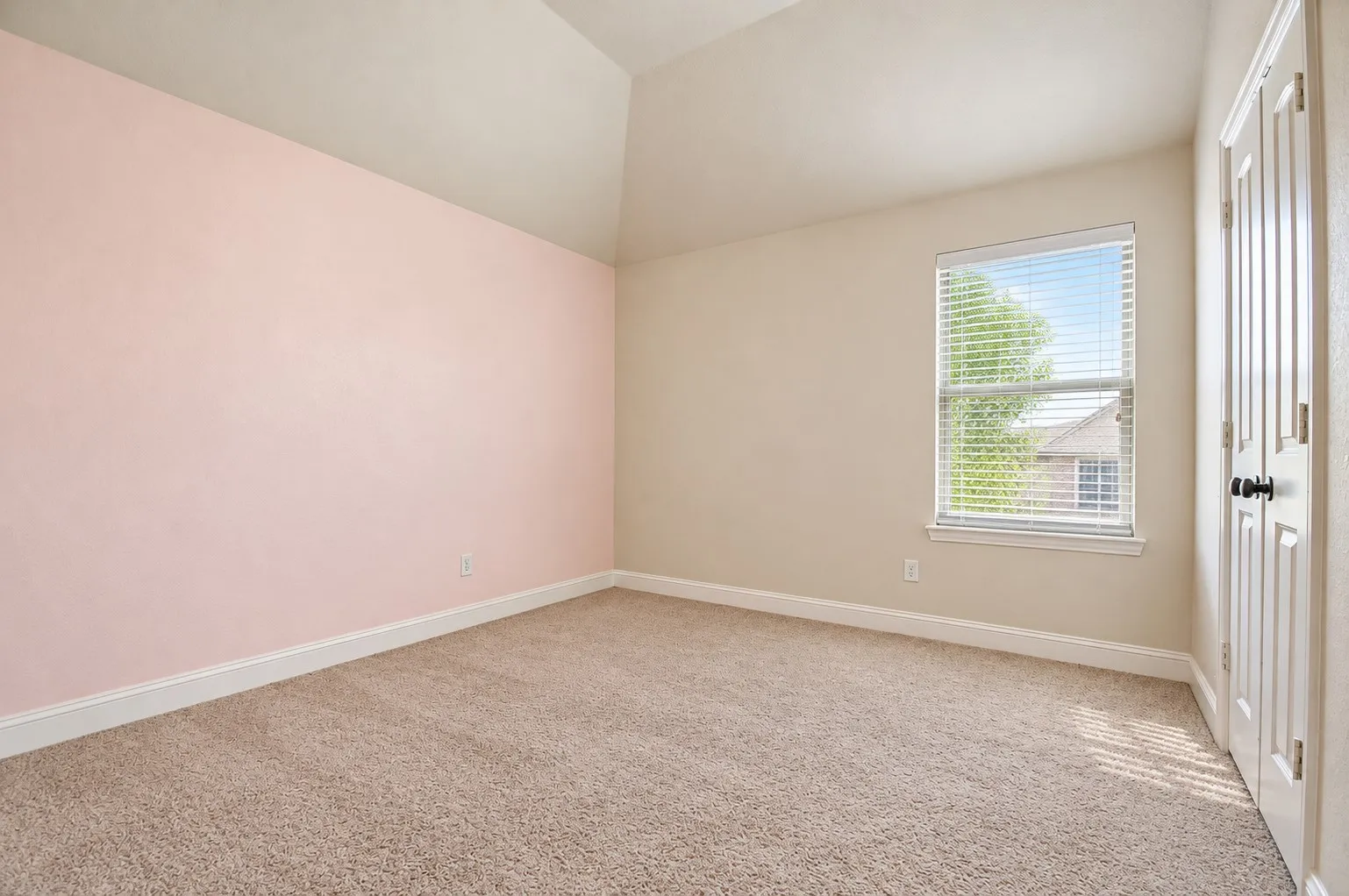 Single Family Residence For Rent in Ellis County , 3814 Hyde Park Drive, Midlothian, Texas 76065, 4 Bedroom, 3 Bathroom, 2 Garage spaces, 2,921 Sqft, built in 2015, mls#21410250, Real Estate Agent in Midlothian, Homes For Rent in Ellis county, Homes For Rent in Midlothian, Realtor in Midlothian Texas, Real Estate Brokerage Independent Realty Texas, Luminita Cordes Realtor