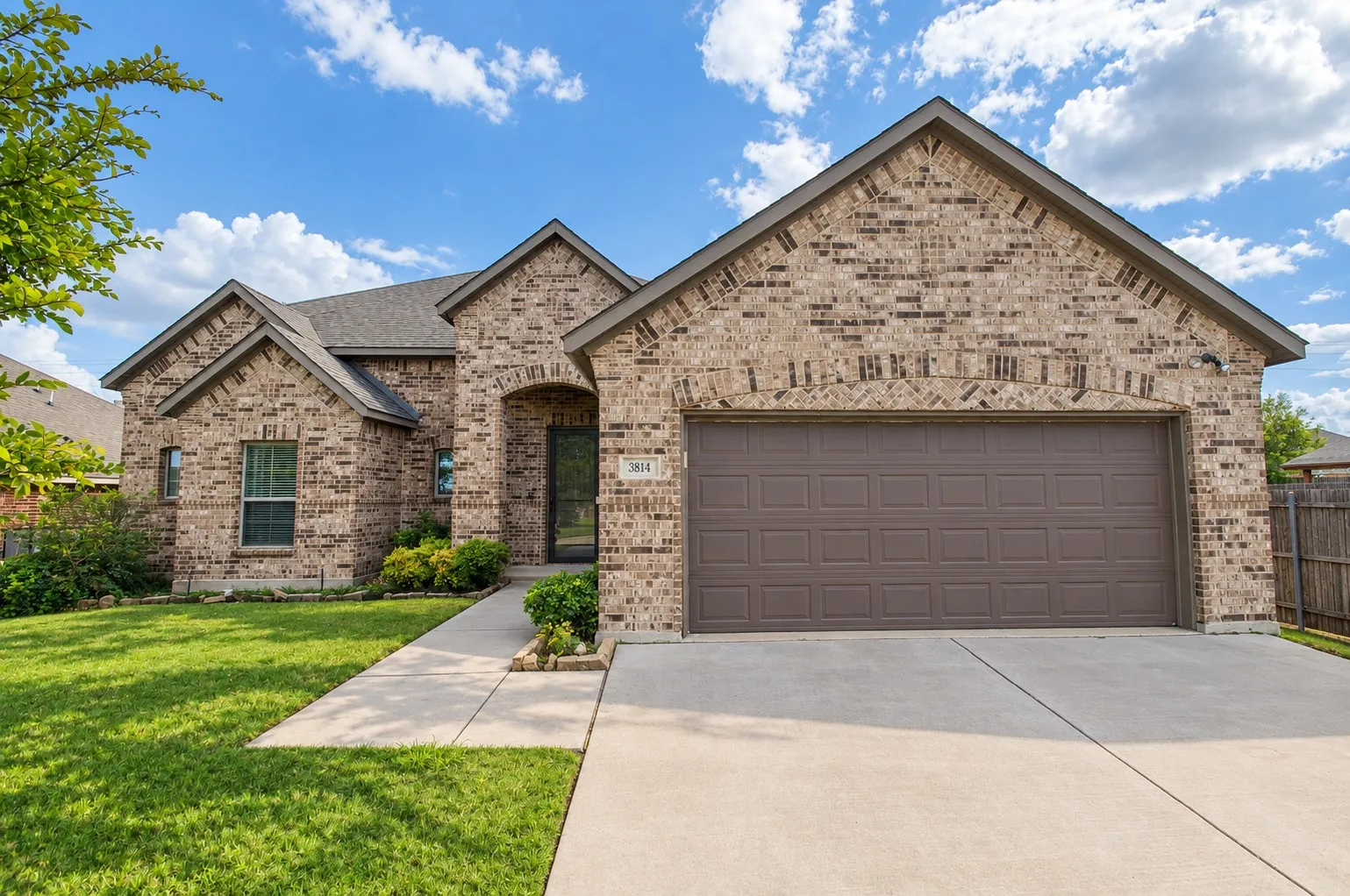 Single Family Residence For Rent in Ellis County , 3814 Hyde Park Drive, Midlothian, Texas 76065, 4 Bedroom, 3 Bathroom, 2 Garage spaces, 2,921 Sqft, built in 2015, mls#21410250, Real Estate Agent in Midlothian, Homes For Rent in Ellis county, Homes For Rent in Midlothian, Realtor in Midlothian Texas, Real Estate Brokerage Independent Realty Texas, Luminita Cordes Realtor