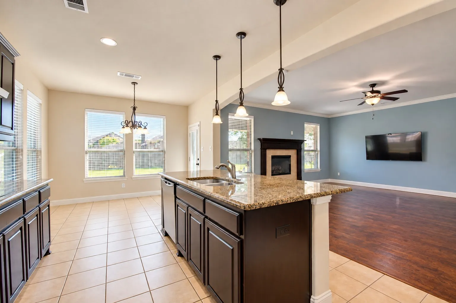 Single Family Residence For Rent in Ellis County , 3814 Hyde Park Drive, Midlothian, Texas 76065, 4 Bedroom, 3 Bathroom, 2 Garage spaces, 2,921 Sqft, built in 2015, mls#21410250, Real Estate Agent in Midlothian, Homes For Rent in Ellis county, Homes For Rent in Midlothian, Realtor in Midlothian Texas, Real Estate Brokerage Independent Realty Texas, Luminita Cordes Realtor