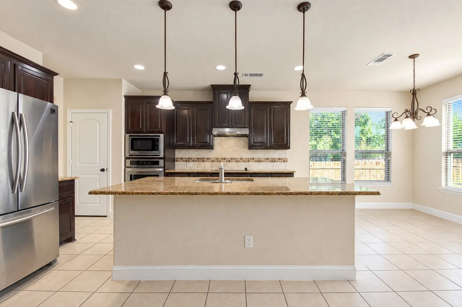 Single Family Residence For Rent in Ellis County , 3814 Hyde Park Drive, Midlothian, Texas 76065, 4 Bedroom, 3 Bathroom, 2 Garage spaces, 2,921 Sqft, built in 2015, mls#21410250, Real Estate Agent in Midlothian, Homes For Rent in Ellis county, Homes For Rent in Midlothian, Realtor in Midlothian Texas, Real Estate Brokerage Independent Realty Texas, Luminita Cordes Realtor