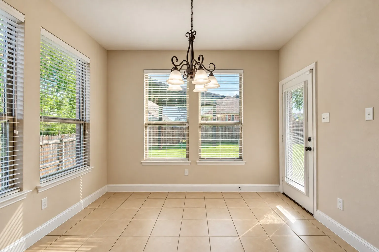 Single Family Residence For Rent in Ellis County , 3814 Hyde Park Drive, Midlothian, Texas 76065, 4 Bedroom, 3 Bathroom, 2 Garage spaces, 2,921 Sqft, built in 2015, mls#21410250, Real Estate Agent in Midlothian, Homes For Rent in Ellis county, Homes For Rent in Midlothian, Realtor in Midlothian Texas, Real Estate Brokerage Independent Realty Texas, Luminita Cordes Realtor