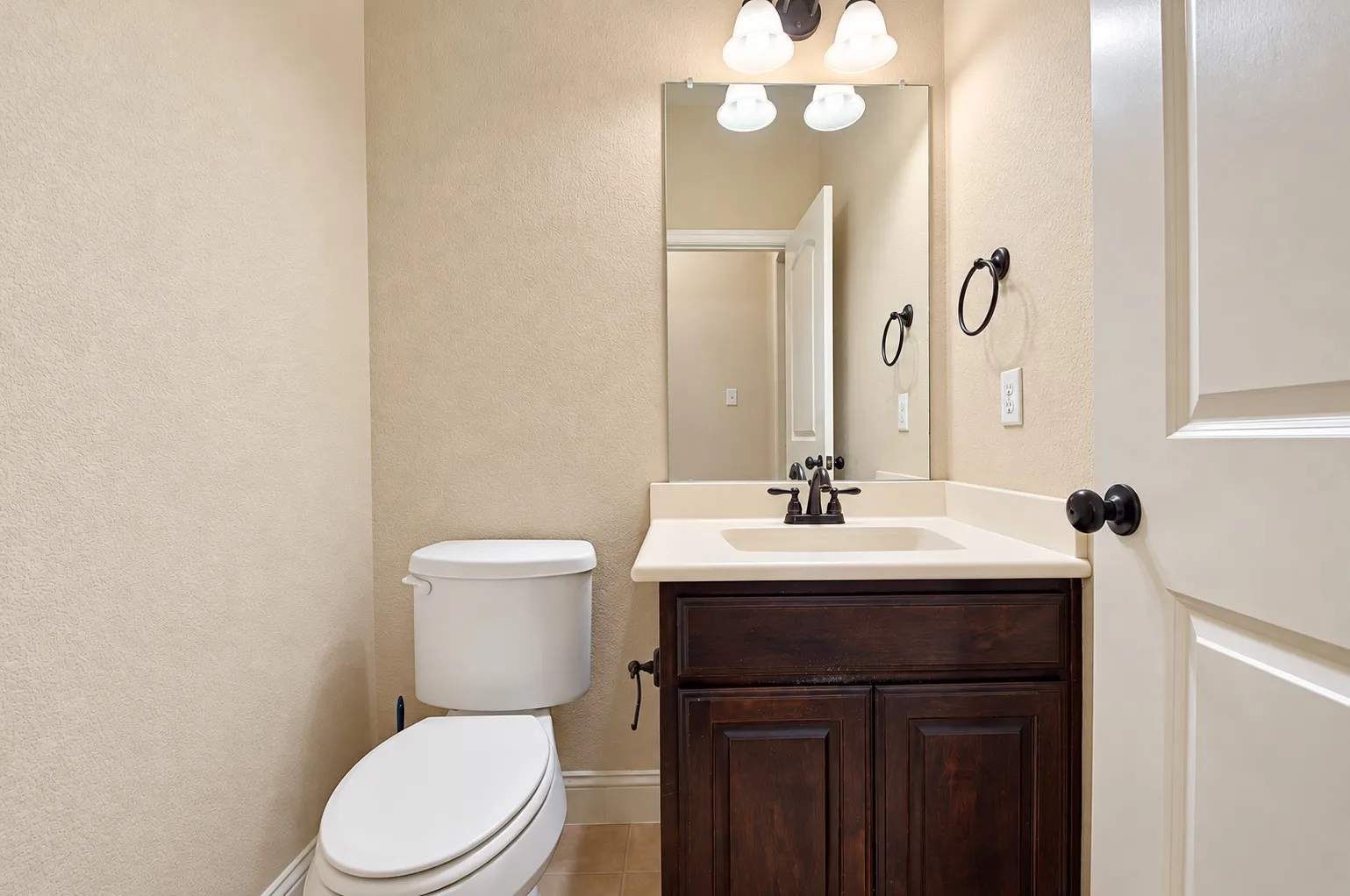 Single Family Residence For Rent in Ellis County , 3814 Hyde Park Drive, Midlothian, Texas 76065, 4 Bedroom, 3 Bathroom, 2 Garage spaces, 2,921 Sqft, built in 2015, mls#21410250, Real Estate Agent in Midlothian, Homes For Rent in Ellis county, Homes For Rent in Midlothian, Realtor in Midlothian Texas, Real Estate Brokerage Independent Realty Texas, Luminita Cordes Realtor