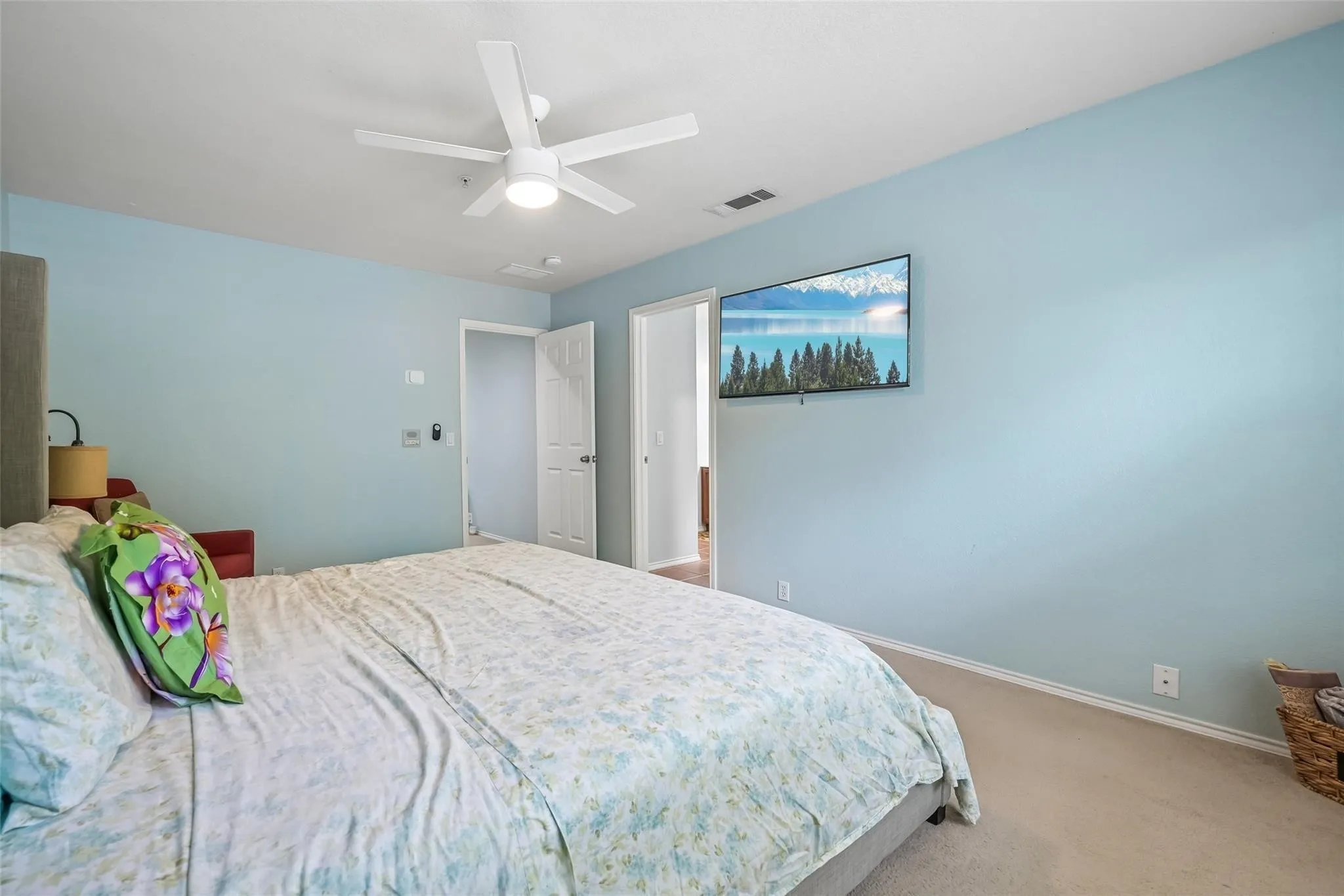 Ceiling fan with integrated lighting