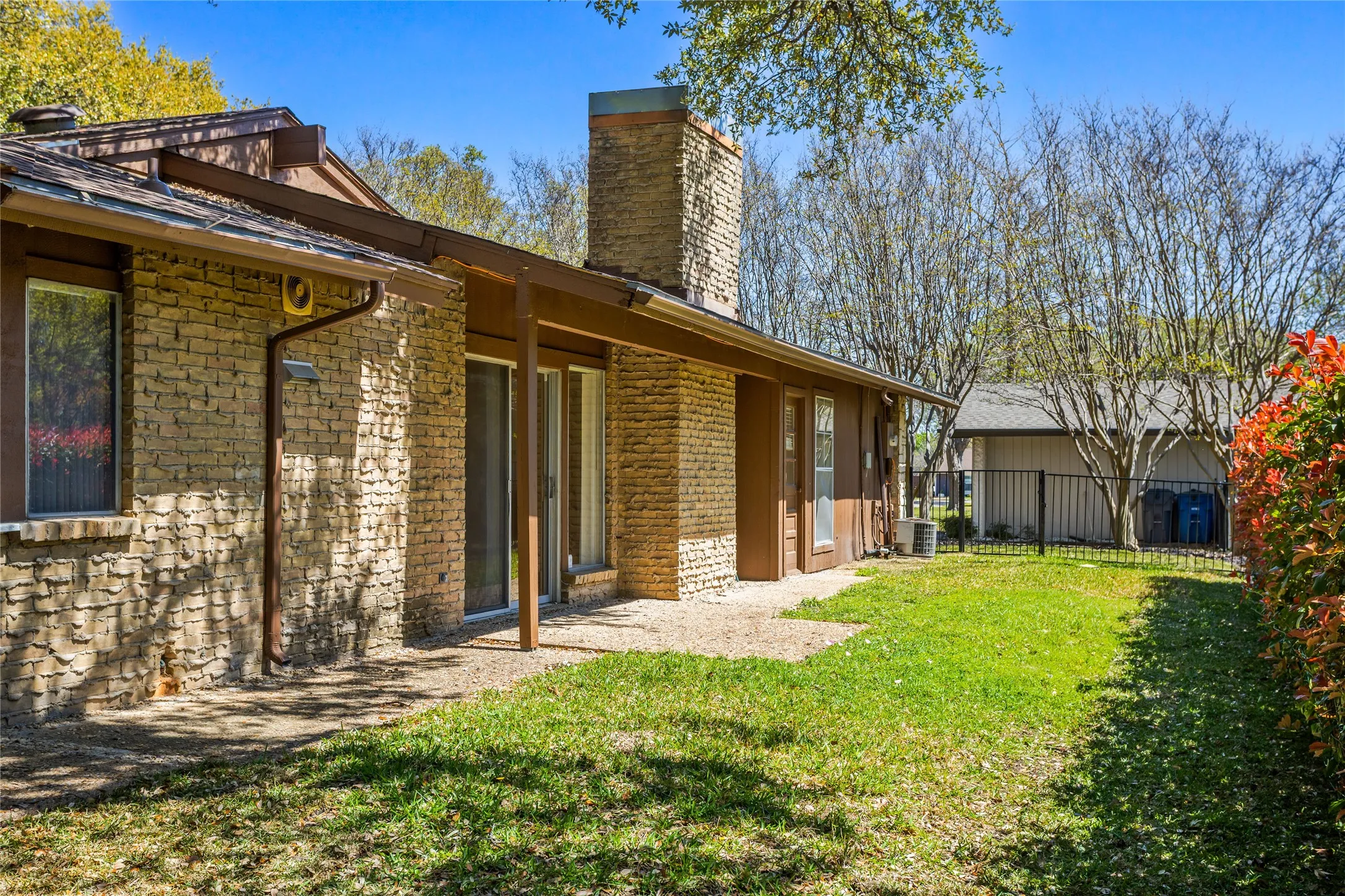 Single Family Residence For Sale in Dallas County , 15721 mapleview, Dallas, Texas 75248, 3 Bedroom, 4 Bathroom, 1 Garage spaces, 1,976 Sqft, built in 1969, mls#21410265, Real Estate Agent in Dallas, Homes For Sale in Dallas county, Homes For Sale in Dallas, Realtor in Dallas Texas, Real Estate Brokerage Independent Realty Texas, Luminita Cordes Realtor