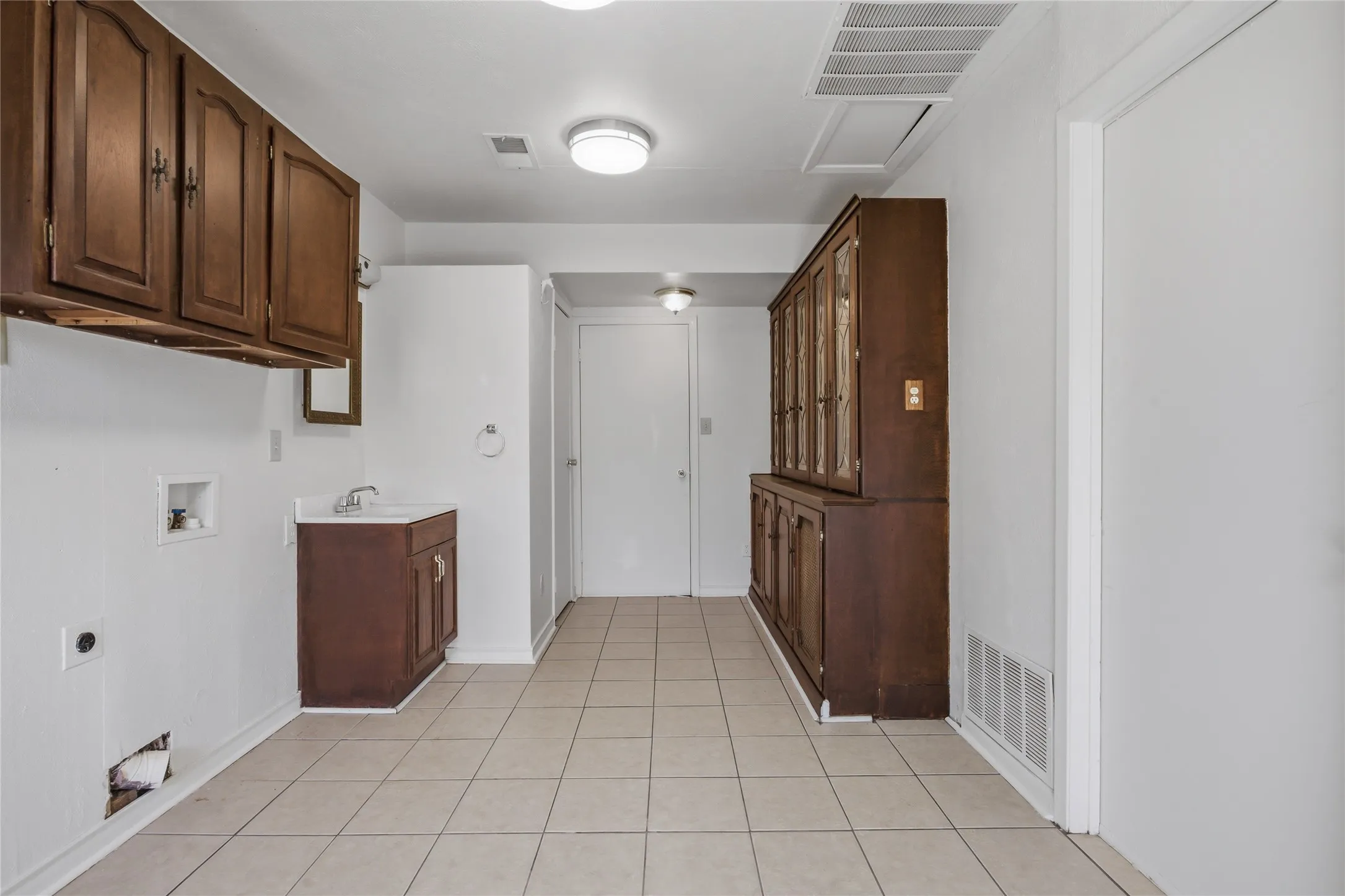 Single Family Residence For Sale in Dallas County , 15721 mapleview, Dallas, Texas 75248, 3 Bedroom, 4 Bathroom, 1 Garage spaces, 1,976 Sqft, built in 1969, mls#21410265, Real Estate Agent in Dallas, Homes For Sale in Dallas county, Homes For Sale in Dallas, Realtor in Dallas Texas, Real Estate Brokerage Independent Realty Texas, Luminita Cordes Realtor