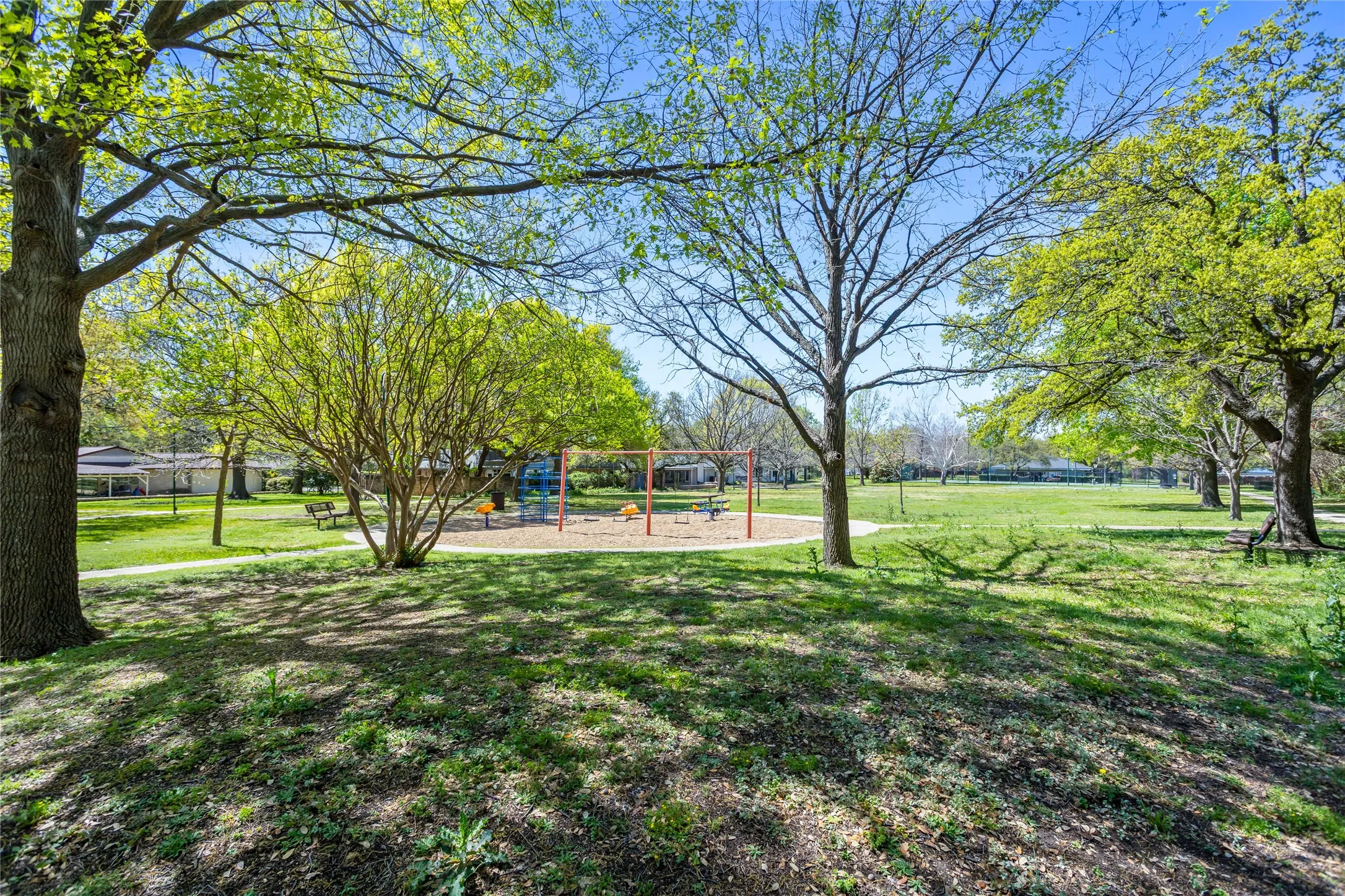 Single Family Residence For Sale in Dallas County , 15721 mapleview, Dallas, Texas 75248, 3 Bedroom, 4 Bathroom, 1 Garage spaces, 1,976 Sqft, built in 1969, mls#21410265, Real Estate Agent in Dallas, Homes For Sale in Dallas county, Homes For Sale in Dallas, Realtor in Dallas Texas, Real Estate Brokerage Independent Realty Texas, Luminita Cordes Realtor