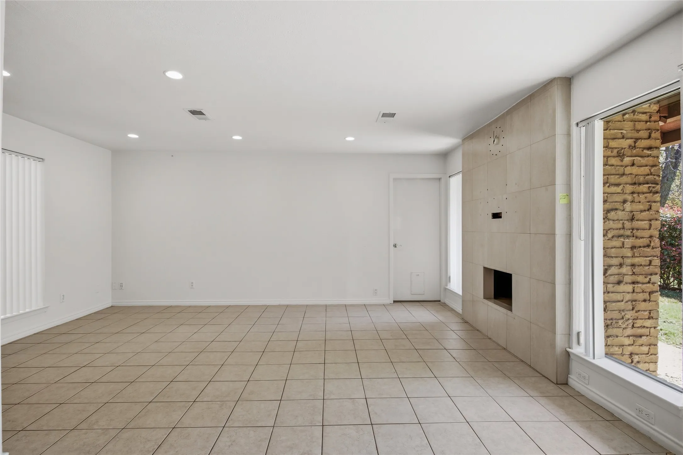 Single Family Residence For Sale in Dallas County , 15721 mapleview, Dallas, Texas 75248, 3 Bedroom, 4 Bathroom, 1 Garage spaces, 1,976 Sqft, built in 1969, mls#21410265, Real Estate Agent in Dallas, Homes For Sale in Dallas county, Homes For Sale in Dallas, Realtor in Dallas Texas, Real Estate Brokerage Independent Realty Texas, Luminita Cordes Realtor