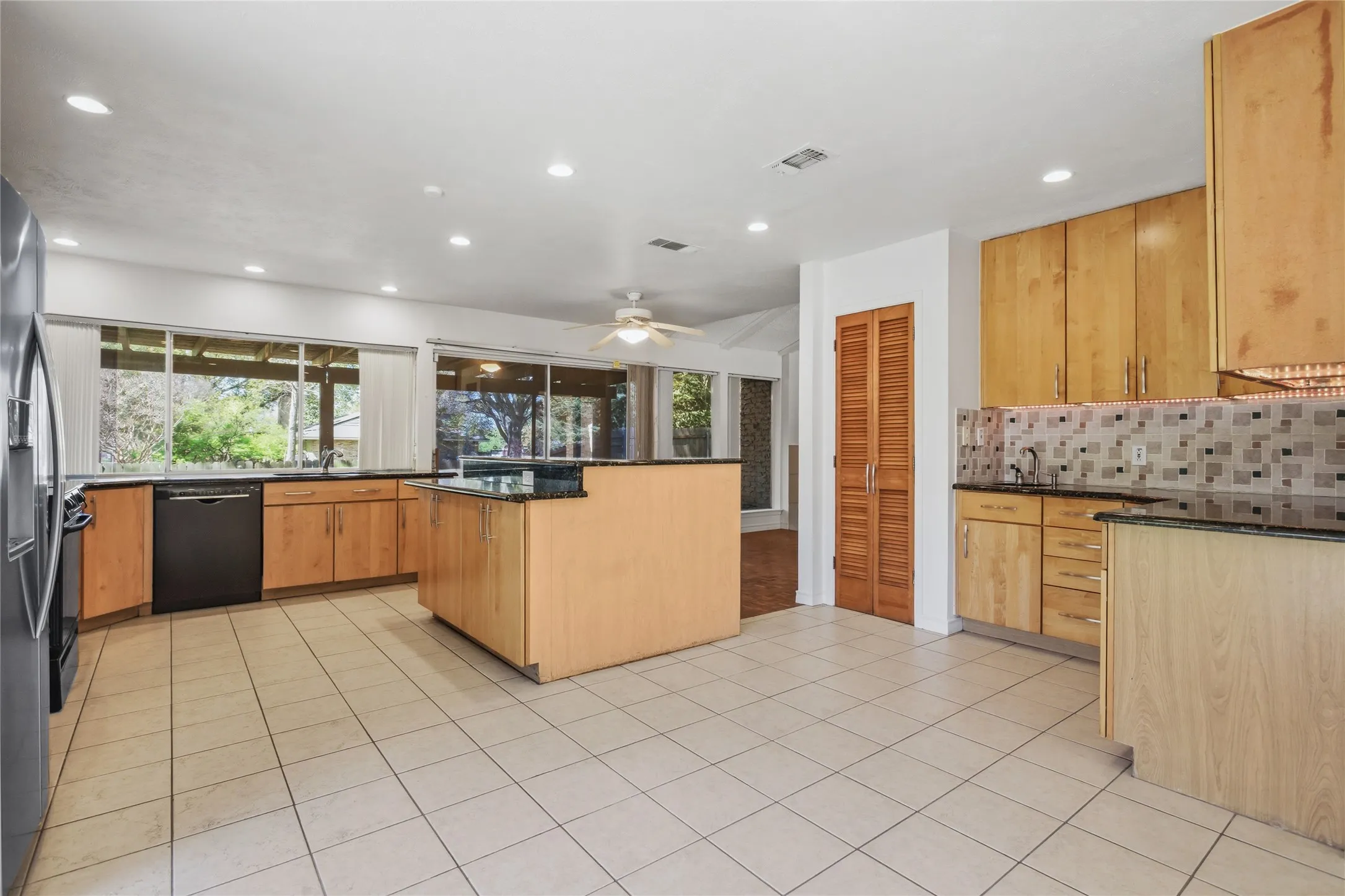 Single Family Residence For Sale in Dallas County , 15721 mapleview, Dallas, Texas 75248, 3 Bedroom, 4 Bathroom, 1 Garage spaces, 1,976 Sqft, built in 1969, mls#21410265, Real Estate Agent in Dallas, Homes For Sale in Dallas county, Homes For Sale in Dallas, Realtor in Dallas Texas, Real Estate Brokerage Independent Realty Texas, Luminita Cordes Realtor