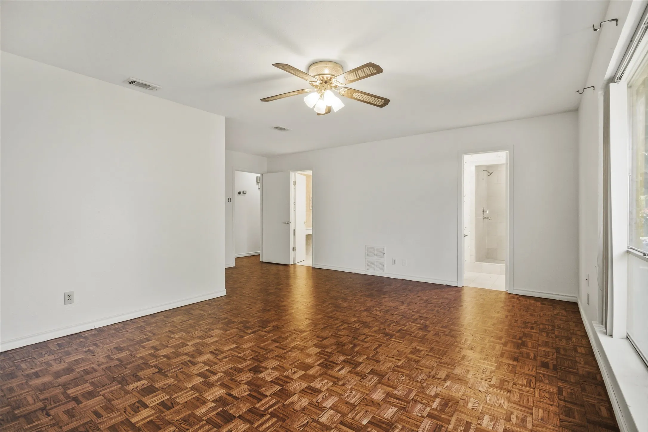 Single Family Residence For Sale in Dallas County , 15721 mapleview, Dallas, Texas 75248, 3 Bedroom, 4 Bathroom, 1 Garage spaces, 1,976 Sqft, built in 1969, mls#21410265, Real Estate Agent in Dallas, Homes For Sale in Dallas county, Homes For Sale in Dallas, Realtor in Dallas Texas, Real Estate Brokerage Independent Realty Texas, Luminita Cordes Realtor