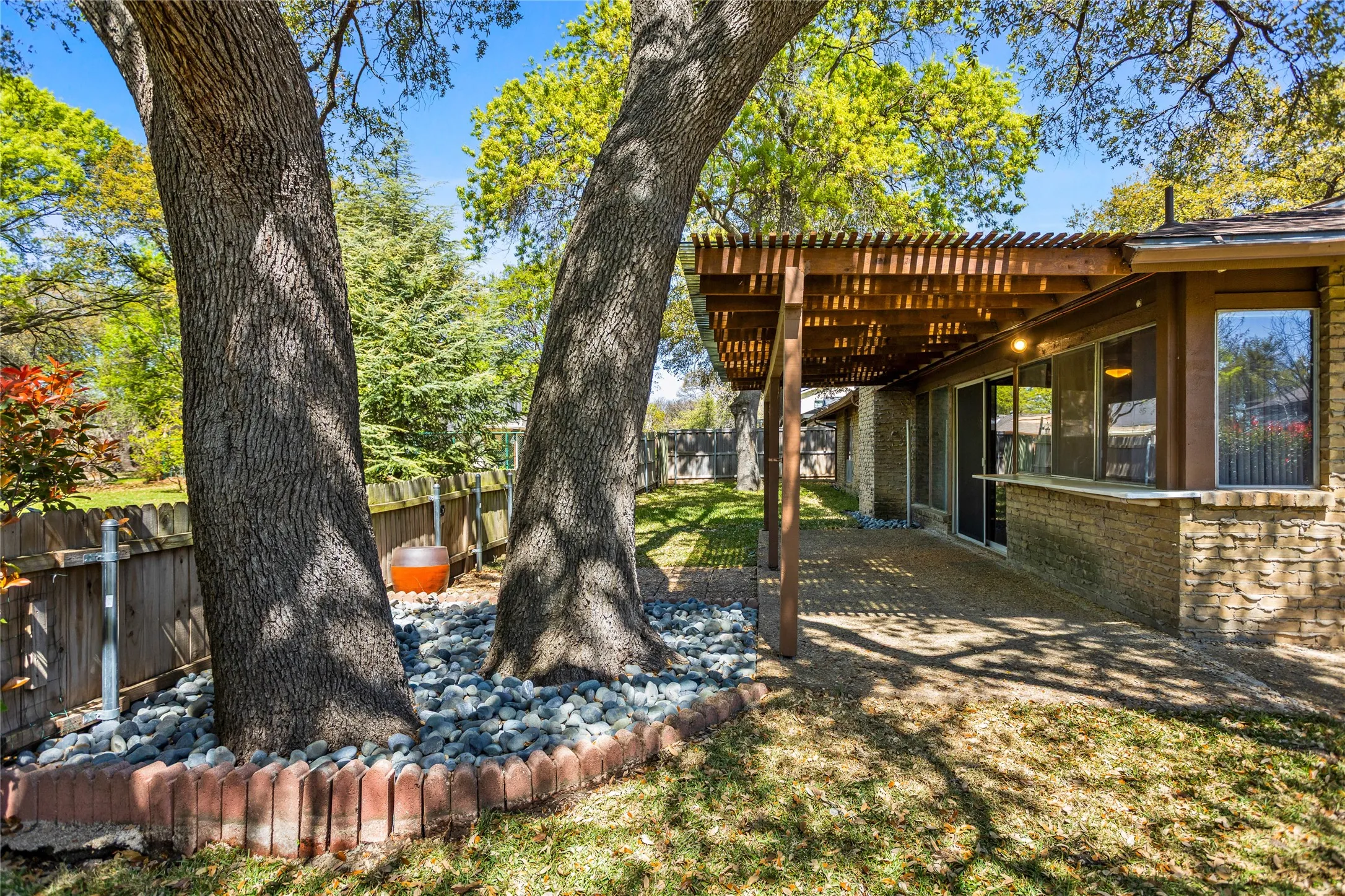 Single Family Residence For Sale in Dallas County , 15721 mapleview, Dallas, Texas 75248, 3 Bedroom, 4 Bathroom, 1 Garage spaces, 1,976 Sqft, built in 1969, mls#21410265, Real Estate Agent in Dallas, Homes For Sale in Dallas county, Homes For Sale in Dallas, Realtor in Dallas Texas, Real Estate Brokerage Independent Realty Texas, Luminita Cordes Realtor