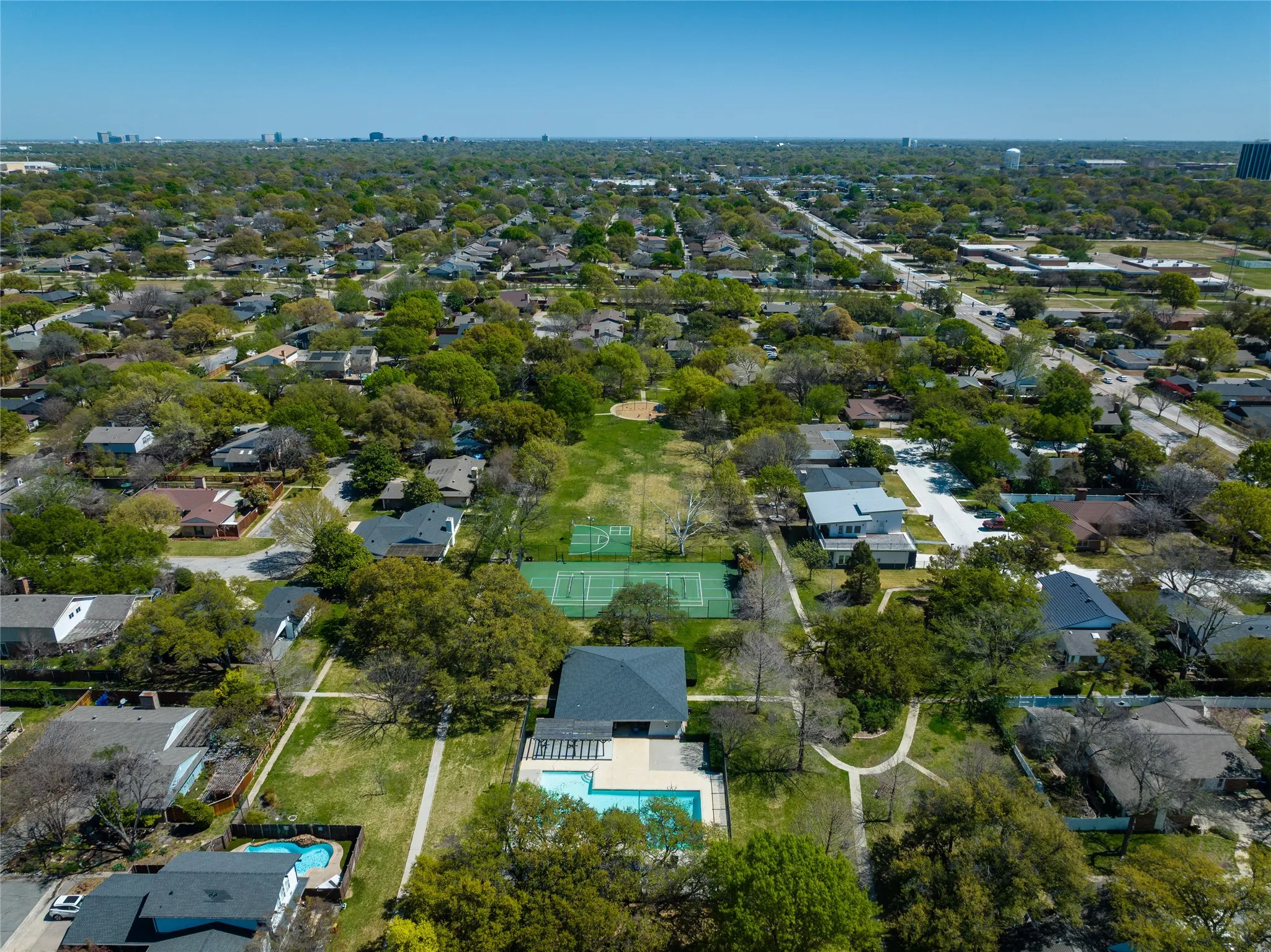 Single Family Residence For Sale in Dallas County , 15721 mapleview, Dallas, Texas 75248, 3 Bedroom, 4 Bathroom, 1 Garage spaces, 1,976 Sqft, built in 1969, mls#21410265, Real Estate Agent in Dallas, Homes For Sale in Dallas county, Homes For Sale in Dallas, Realtor in Dallas Texas, Real Estate Brokerage Independent Realty Texas, Luminita Cordes Realtor