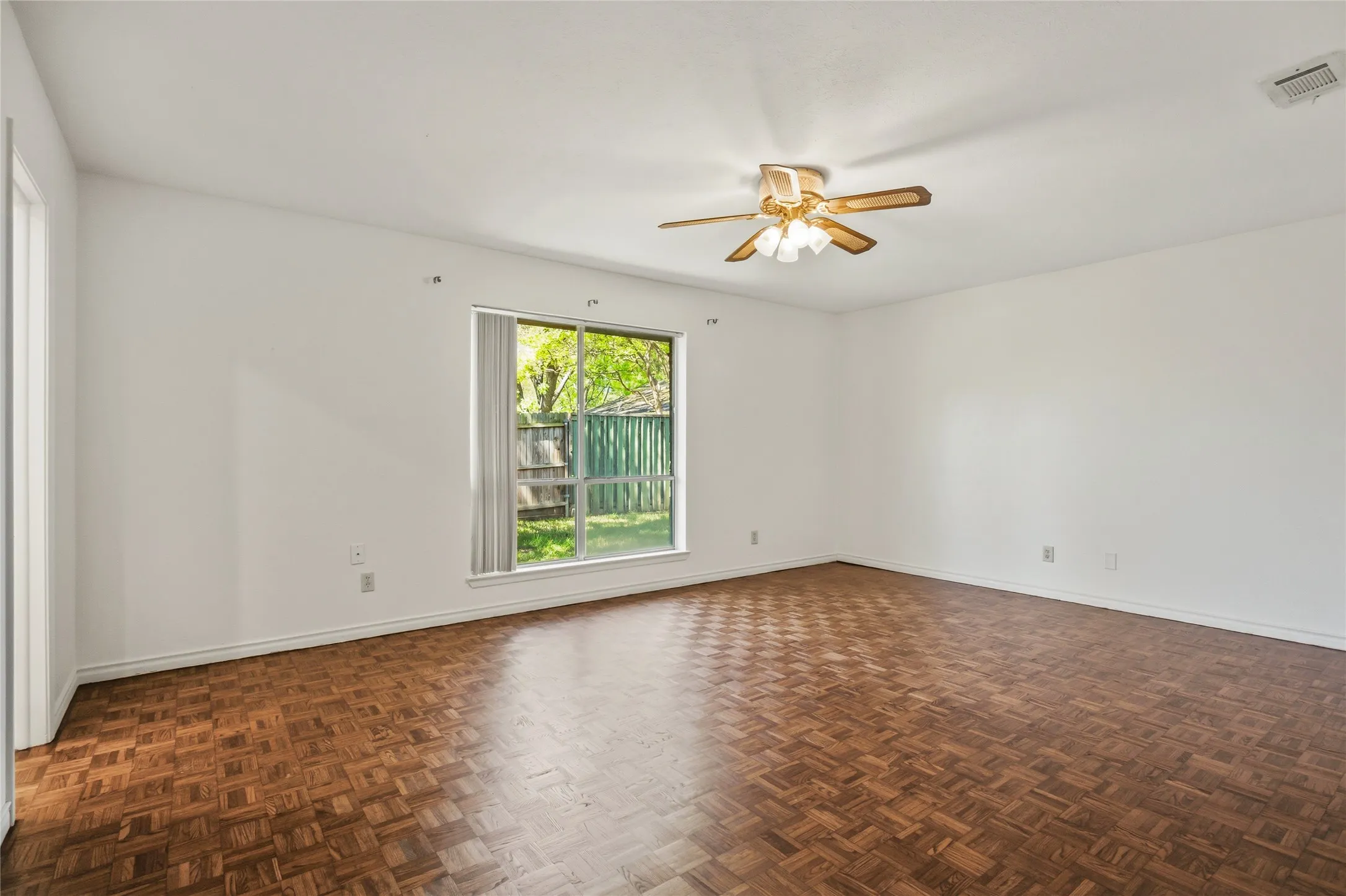 Single Family Residence For Sale in Dallas County , 15721 mapleview, Dallas, Texas 75248, 3 Bedroom, 4 Bathroom, 1 Garage spaces, 1,976 Sqft, built in 1969, mls#21410265, Real Estate Agent in Dallas, Homes For Sale in Dallas county, Homes For Sale in Dallas, Realtor in Dallas Texas, Real Estate Brokerage Independent Realty Texas, Luminita Cordes Realtor