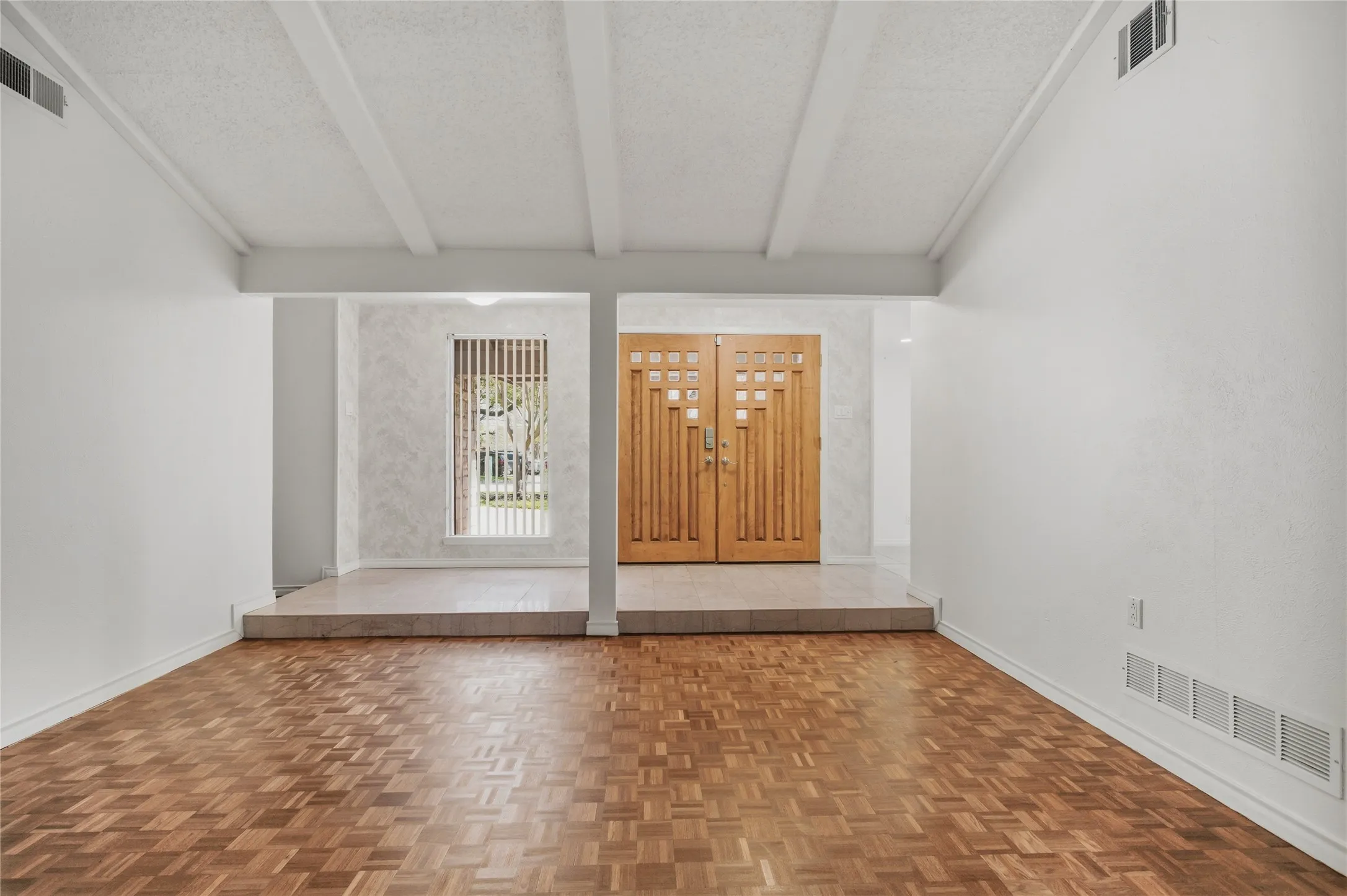 Single Family Residence For Sale in Dallas County , 15721 mapleview, Dallas, Texas 75248, 3 Bedroom, 4 Bathroom, 1 Garage spaces, 1,976 Sqft, built in 1969, mls#21410265, Real Estate Agent in Dallas, Homes For Sale in Dallas county, Homes For Sale in Dallas, Realtor in Dallas Texas, Real Estate Brokerage Independent Realty Texas, Luminita Cordes Realtor