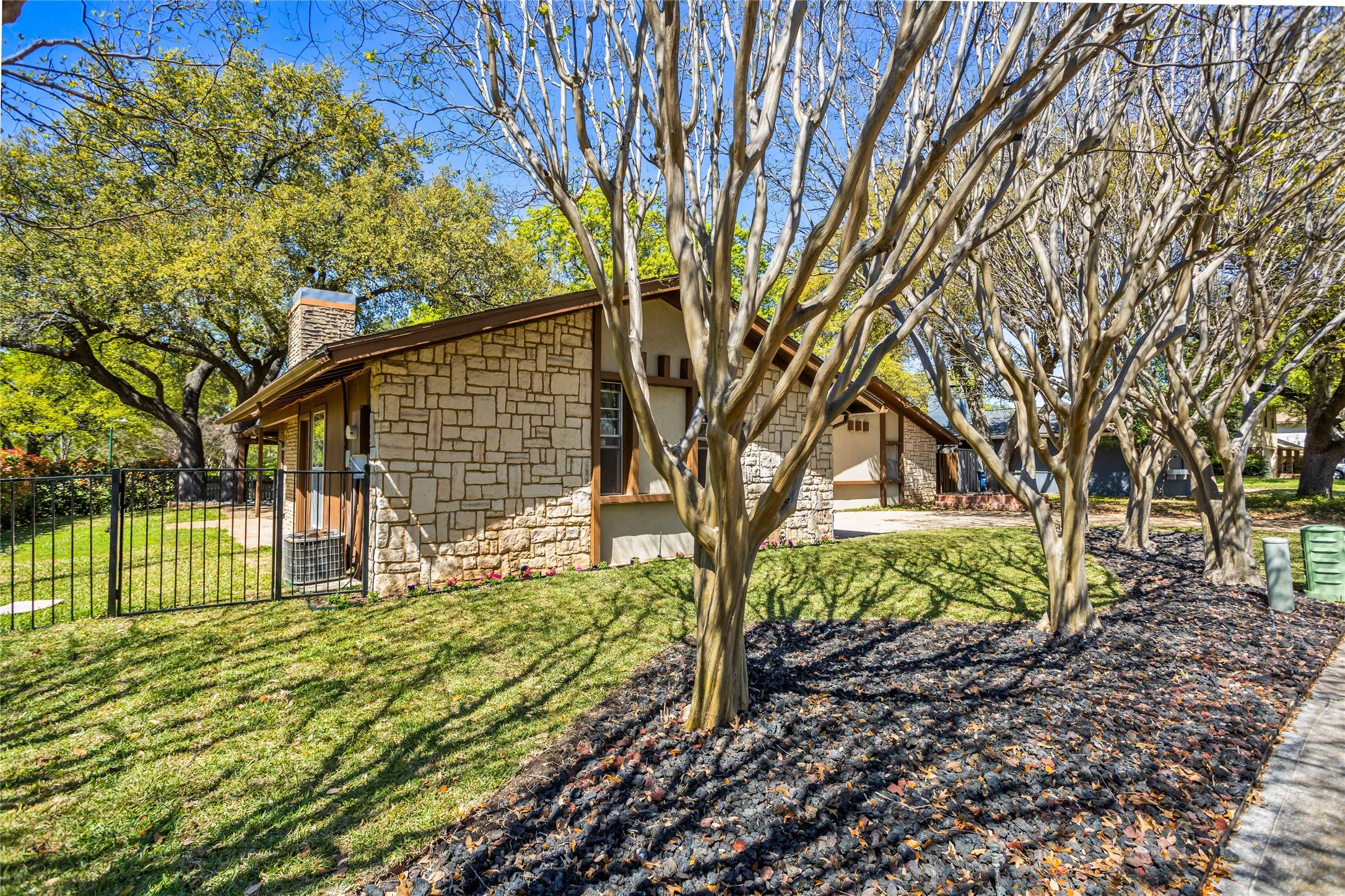 Single Family Residence For Sale in Dallas County , 15721 mapleview, Dallas, Texas 75248, 3 Bedroom, 4 Bathroom, 1 Garage spaces, 1,976 Sqft, built in 1969, mls#21410265, Real Estate Agent in Dallas, Homes For Sale in Dallas county, Homes For Sale in Dallas, Realtor in Dallas Texas, Real Estate Brokerage Independent Realty Texas, Luminita Cordes Realtor