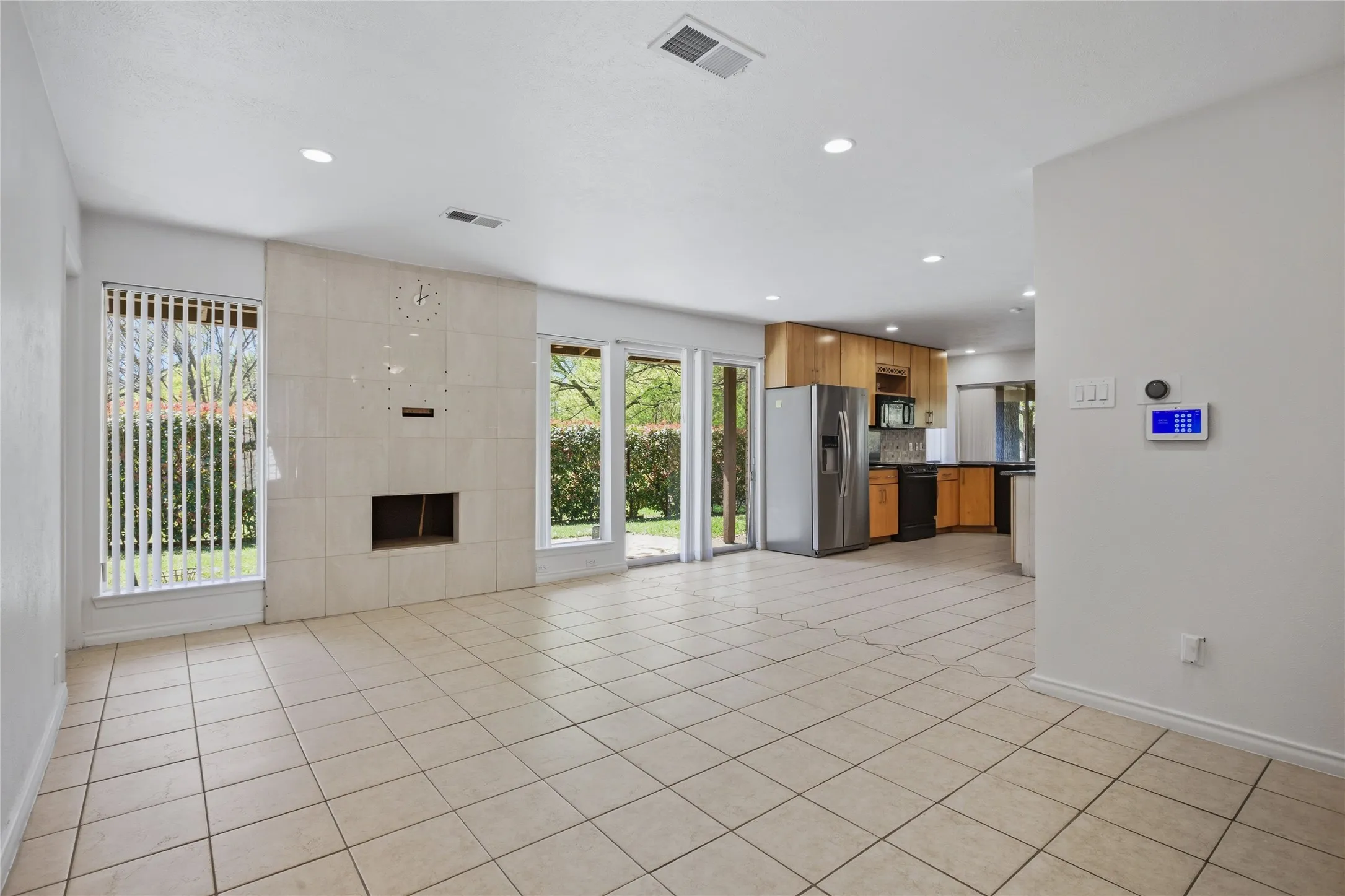 Single Family Residence For Sale in Dallas County , 15721 mapleview, Dallas, Texas 75248, 3 Bedroom, 4 Bathroom, 1 Garage spaces, 1,976 Sqft, built in 1969, mls#21410265, Real Estate Agent in Dallas, Homes For Sale in Dallas county, Homes For Sale in Dallas, Realtor in Dallas Texas, Real Estate Brokerage Independent Realty Texas, Luminita Cordes Realtor