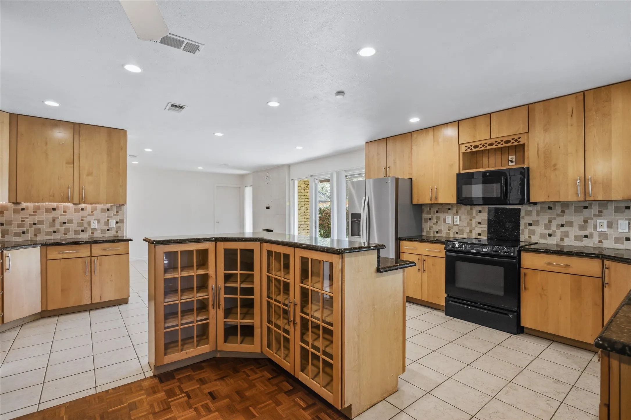 Single Family Residence For Sale in Dallas County , 15721 mapleview, Dallas, Texas 75248, 3 Bedroom, 4 Bathroom, 1 Garage spaces, 1,976 Sqft, built in 1969, mls#21410265, Real Estate Agent in Dallas, Homes For Sale in Dallas county, Homes For Sale in Dallas, Realtor in Dallas Texas, Real Estate Brokerage Independent Realty Texas, Luminita Cordes Realtor