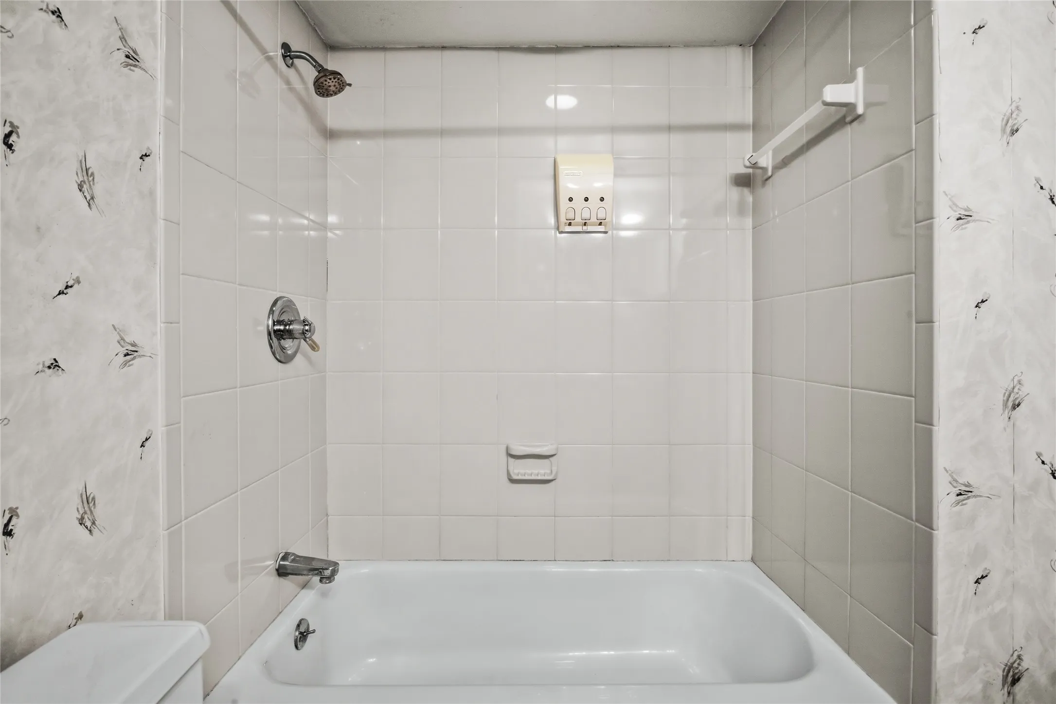 Single Family Residence For Sale in Dallas County , 15721 mapleview, Dallas, Texas 75248, 3 Bedroom, 4 Bathroom, 1 Garage spaces, 1,976 Sqft, built in 1969, mls#21410265, Real Estate Agent in Dallas, Homes For Sale in Dallas county, Homes For Sale in Dallas, Realtor in Dallas Texas, Real Estate Brokerage Independent Realty Texas, Luminita Cordes Realtor