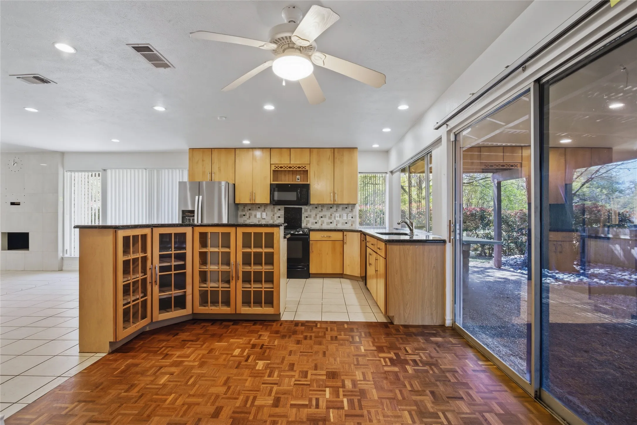 Single Family Residence For Sale in Dallas County , 15721 mapleview, Dallas, Texas 75248, 3 Bedroom, 4 Bathroom, 1 Garage spaces, 1,976 Sqft, built in 1969, mls#21410265, Real Estate Agent in Dallas, Homes For Sale in Dallas county, Homes For Sale in Dallas, Realtor in Dallas Texas, Real Estate Brokerage Independent Realty Texas, Luminita Cordes Realtor