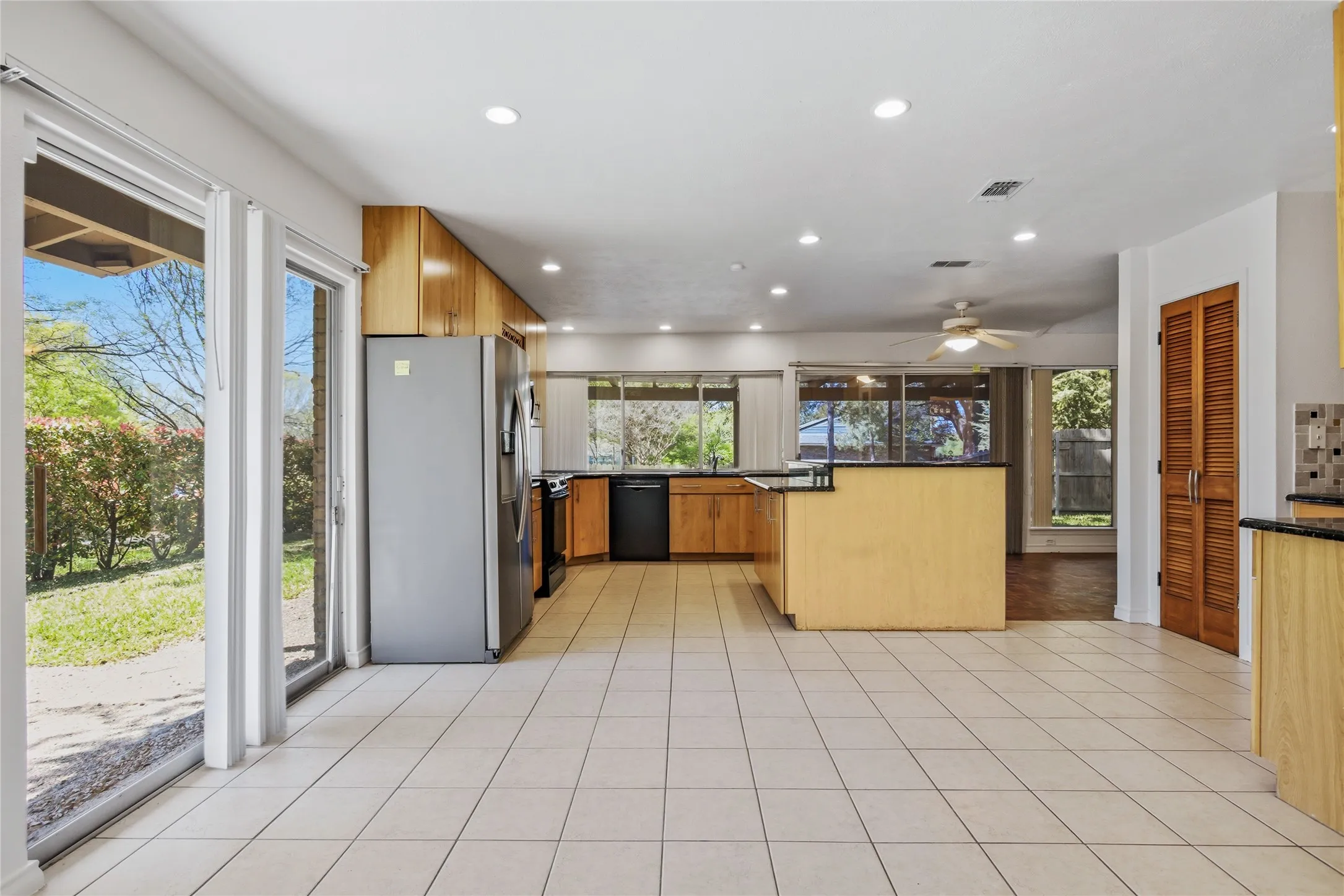 Single Family Residence For Sale in Dallas County , 15721 mapleview, Dallas, Texas 75248, 3 Bedroom, 4 Bathroom, 1 Garage spaces, 1,976 Sqft, built in 1969, mls#21410265, Real Estate Agent in Dallas, Homes For Sale in Dallas county, Homes For Sale in Dallas, Realtor in Dallas Texas, Real Estate Brokerage Independent Realty Texas, Luminita Cordes Realtor