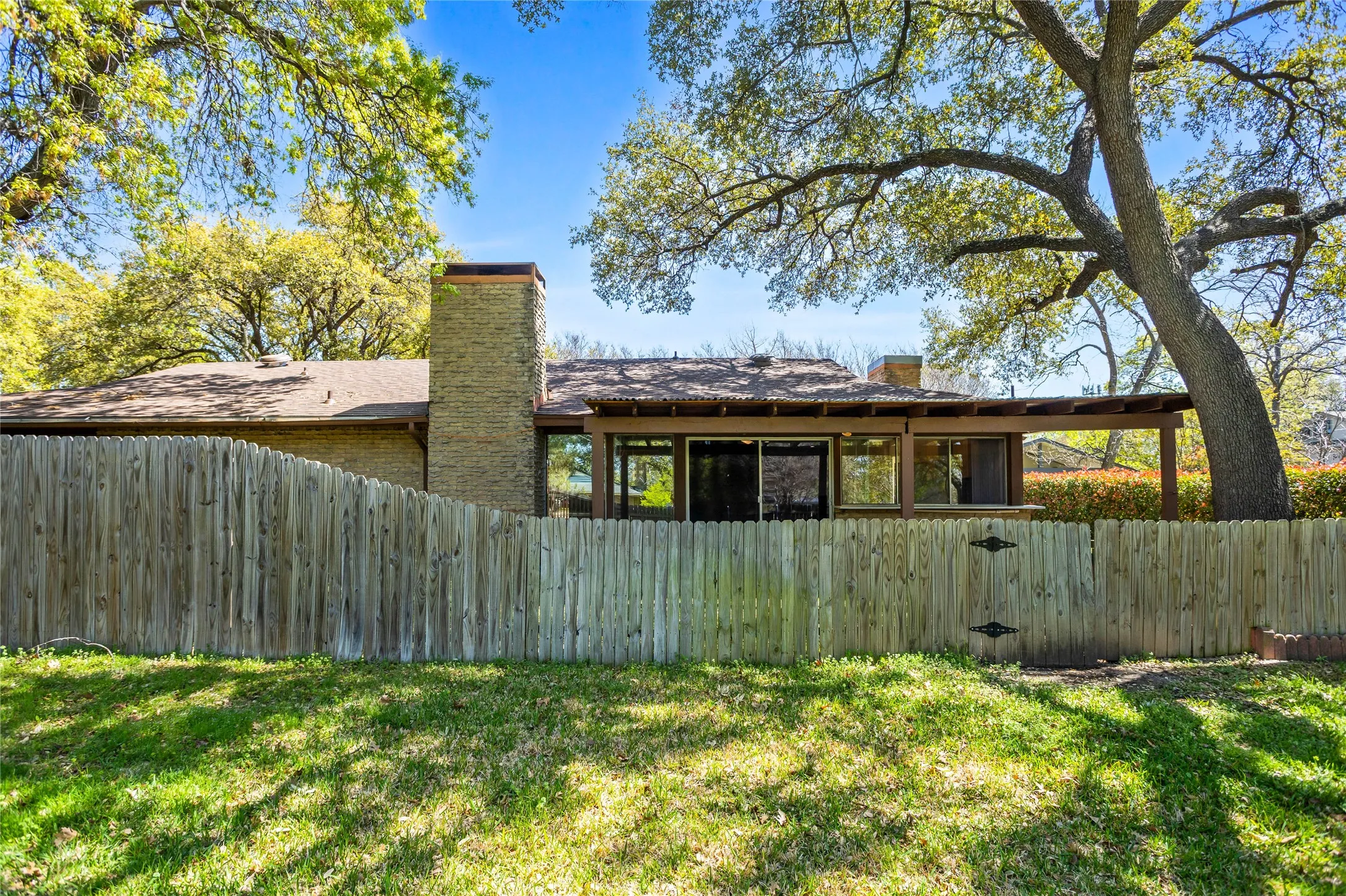 Single Family Residence For Sale in Dallas County , 15721 mapleview, Dallas, Texas 75248, 3 Bedroom, 4 Bathroom, 1 Garage spaces, 1,976 Sqft, built in 1969, mls#21410265, Real Estate Agent in Dallas, Homes For Sale in Dallas county, Homes For Sale in Dallas, Realtor in Dallas Texas, Real Estate Brokerage Independent Realty Texas, Luminita Cordes Realtor
