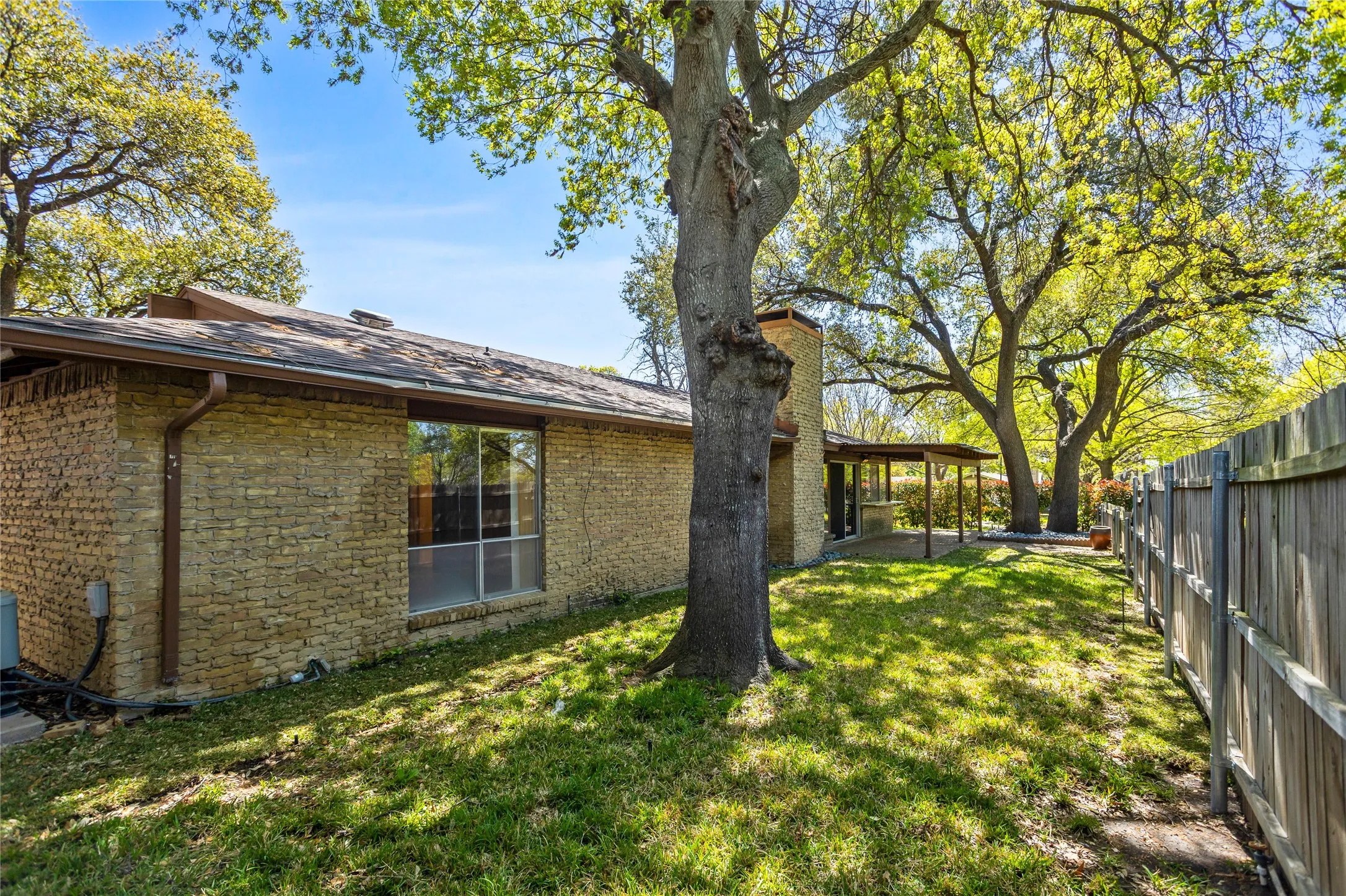 Single Family Residence For Sale in Dallas County , 15721 mapleview, Dallas, Texas 75248, 3 Bedroom, 4 Bathroom, 1 Garage spaces, 1,976 Sqft, built in 1969, mls#21410265, Real Estate Agent in Dallas, Homes For Sale in Dallas county, Homes For Sale in Dallas, Realtor in Dallas Texas, Real Estate Brokerage Independent Realty Texas, Luminita Cordes Realtor