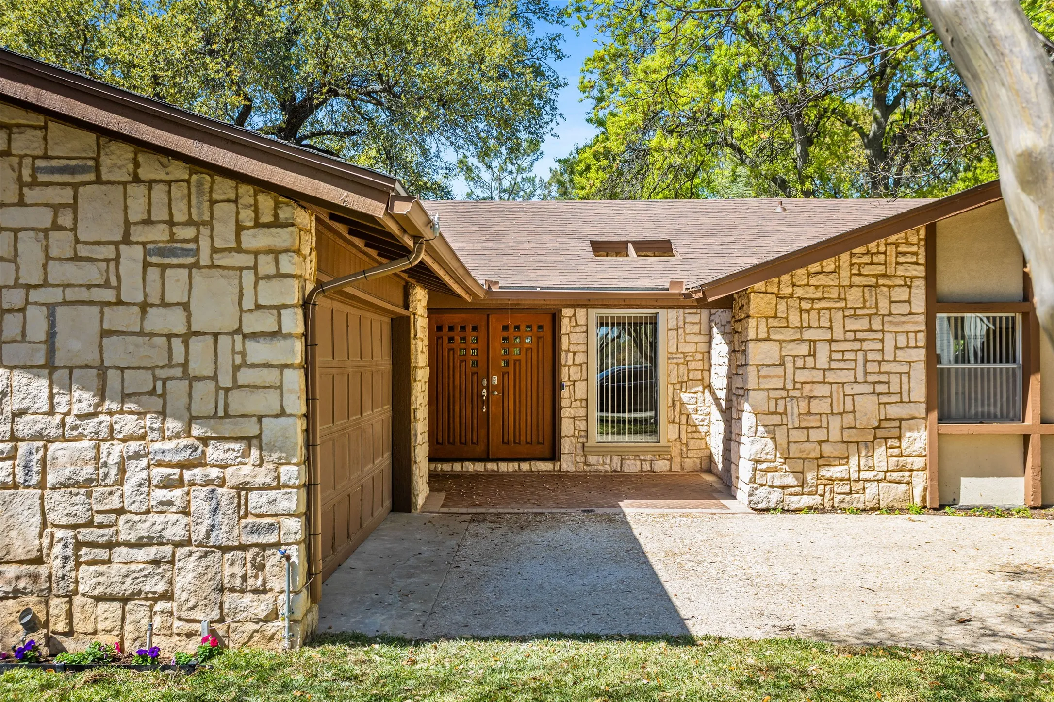 Single Family Residence For Sale in Dallas County , 15721 mapleview, Dallas, Texas 75248, 3 Bedroom, 4 Bathroom, 1 Garage spaces, 1,976 Sqft, built in 1969, mls#21410265, Real Estate Agent in Dallas, Homes For Sale in Dallas county, Homes For Sale in Dallas, Realtor in Dallas Texas, Real Estate Brokerage Independent Realty Texas, Luminita Cordes Realtor