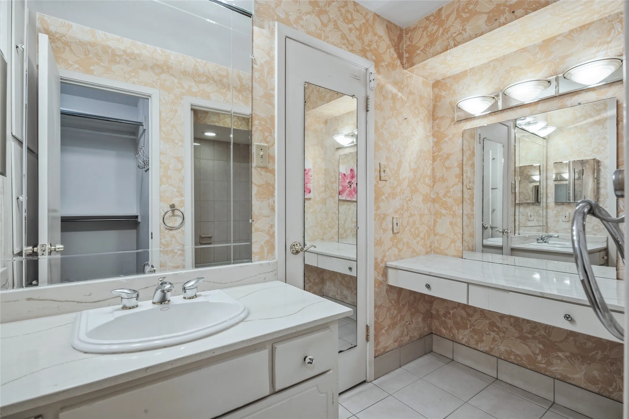Single Family Residence For Sale in Dallas County , 15721 mapleview, Dallas, Texas 75248, 3 Bedroom, 4 Bathroom, 1 Garage spaces, 1,976 Sqft, built in 1969, mls#21410265, Real Estate Agent in Dallas, Homes For Sale in Dallas county, Homes For Sale in Dallas, Realtor in Dallas Texas, Real Estate Brokerage Independent Realty Texas, Luminita Cordes Realtor