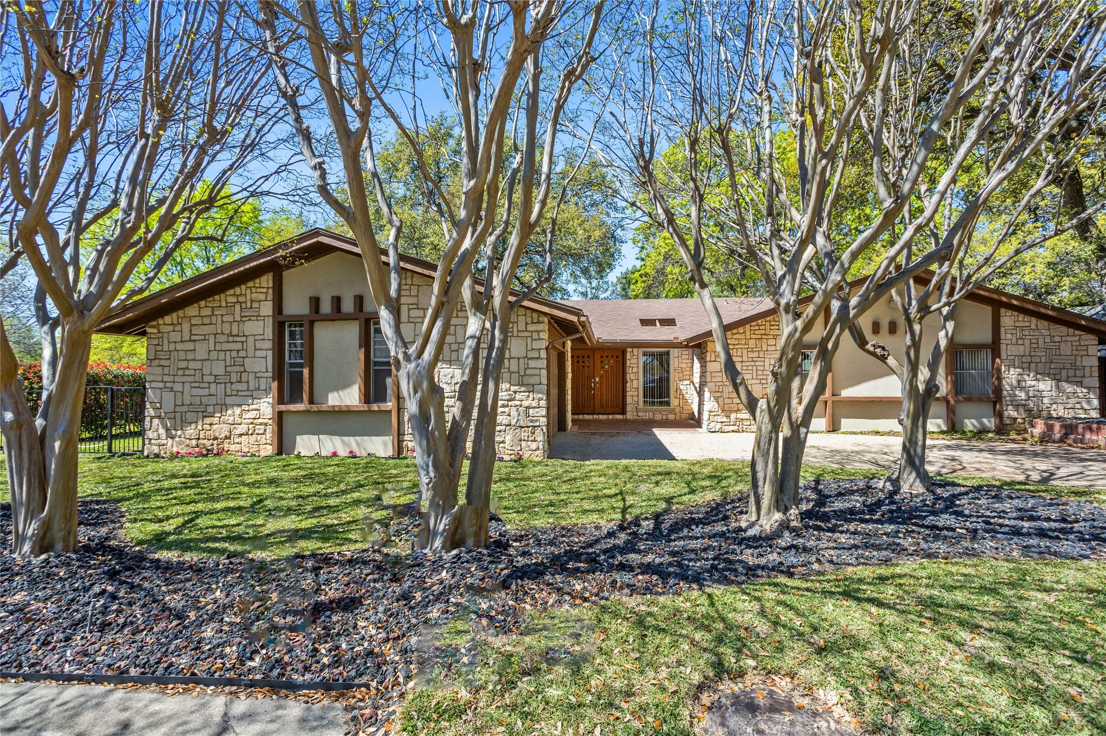 Single Family Residence For Sale in Dallas County , 15721 mapleview, Dallas, Texas 75248, 3 Bedroom, 4 Bathroom, 1 Garage spaces, 1,976 Sqft, built in 1969, mls#21410265, Real Estate Agent in Dallas, Homes For Sale in Dallas county, Homes For Sale in Dallas, Realtor in Dallas Texas, Real Estate Brokerage Independent Realty Texas, Luminita Cordes Realtor