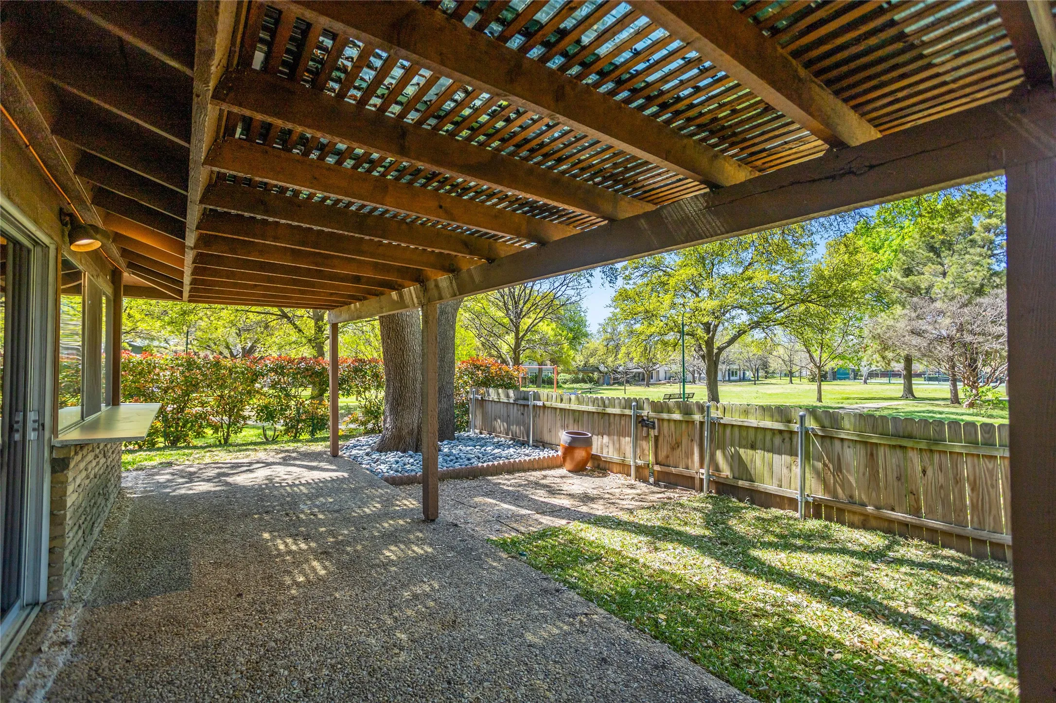 Single Family Residence For Sale in Dallas County , 15721 mapleview, Dallas, Texas 75248, 3 Bedroom, 4 Bathroom, 1 Garage spaces, 1,976 Sqft, built in 1969, mls#21410265, Real Estate Agent in Dallas, Homes For Sale in Dallas county, Homes For Sale in Dallas, Realtor in Dallas Texas, Real Estate Brokerage Independent Realty Texas, Luminita Cordes Realtor