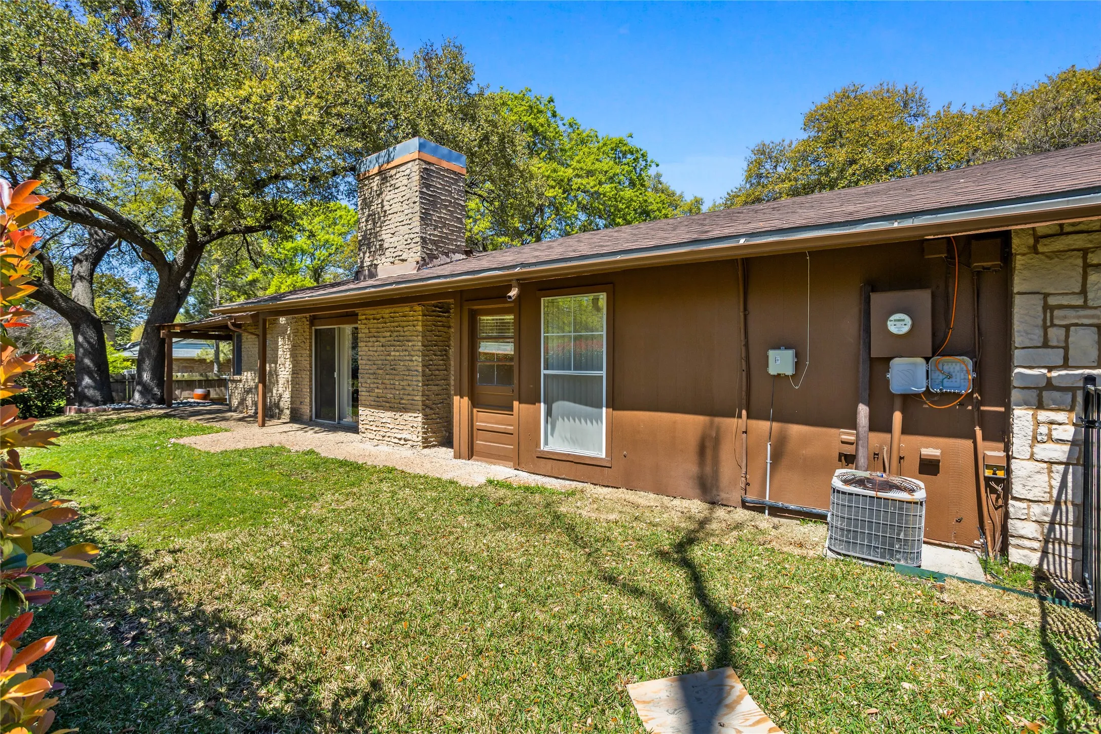 Single Family Residence For Sale in Dallas County , 15721 mapleview, Dallas, Texas 75248, 3 Bedroom, 4 Bathroom, 1 Garage spaces, 1,976 Sqft, built in 1969, mls#21410265, Real Estate Agent in Dallas, Homes For Sale in Dallas county, Homes For Sale in Dallas, Realtor in Dallas Texas, Real Estate Brokerage Independent Realty Texas, Luminita Cordes Realtor