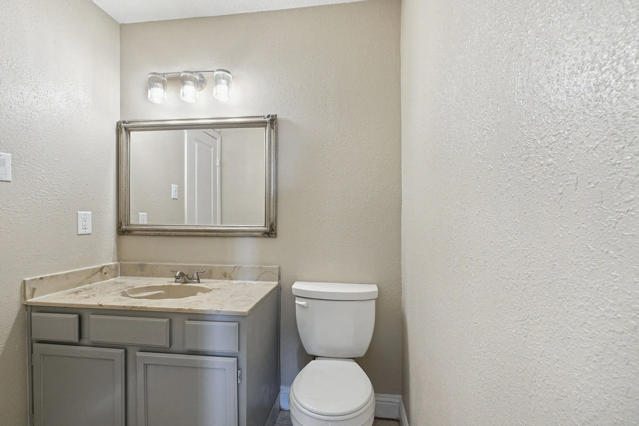 Single Family Residence For Sale in Dallas County , 1229 Old Barn Lane, Mesquite, Texas 75149, 3 Bedroom, 3 Bathroom, 2 Garage spaces, 1,870 Sqft, built in 1985, mls#21398474, Real Estate Agent in Mesquite, Homes For Sale in Dallas county, Homes For Sale in Mesquite, Realtor in Mesquite Texas, Real Estate Brokerage Independent Realty Texas, Luminita Cordes Realtor