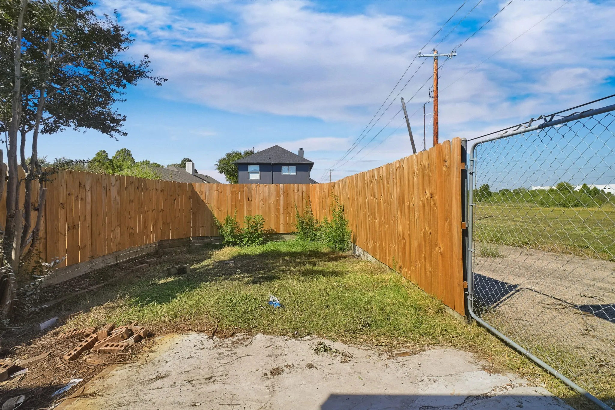 Single Family Residence For Sale in Dallas County , 1229 Old Barn Lane, Mesquite, Texas 75149, 3 Bedroom, 3 Bathroom, 2 Garage spaces, 1,870 Sqft, built in 1985, mls#21398474, Real Estate Agent in Mesquite, Homes For Sale in Dallas county, Homes For Sale in Mesquite, Realtor in Mesquite Texas, Real Estate Brokerage Independent Realty Texas, Luminita Cordes Realtor