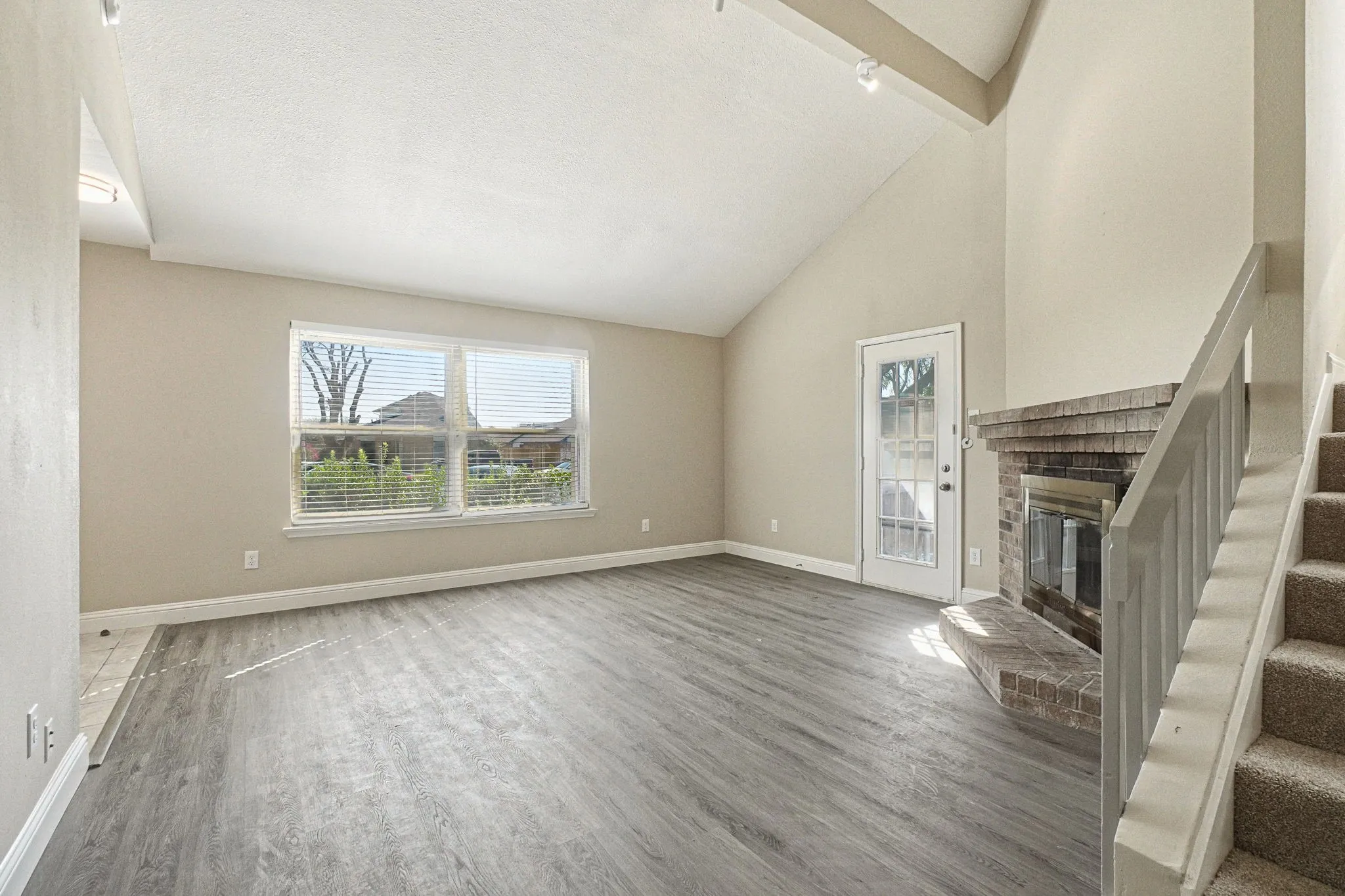 Single Family Residence For Sale in Dallas County , 1229 Old Barn Lane, Mesquite, Texas 75149, 3 Bedroom, 3 Bathroom, 2 Garage spaces, 1,870 Sqft, built in 1985, mls#21398474, Real Estate Agent in Mesquite, Homes For Sale in Dallas county, Homes For Sale in Mesquite, Realtor in Mesquite Texas, Real Estate Brokerage Independent Realty Texas, Luminita Cordes Realtor