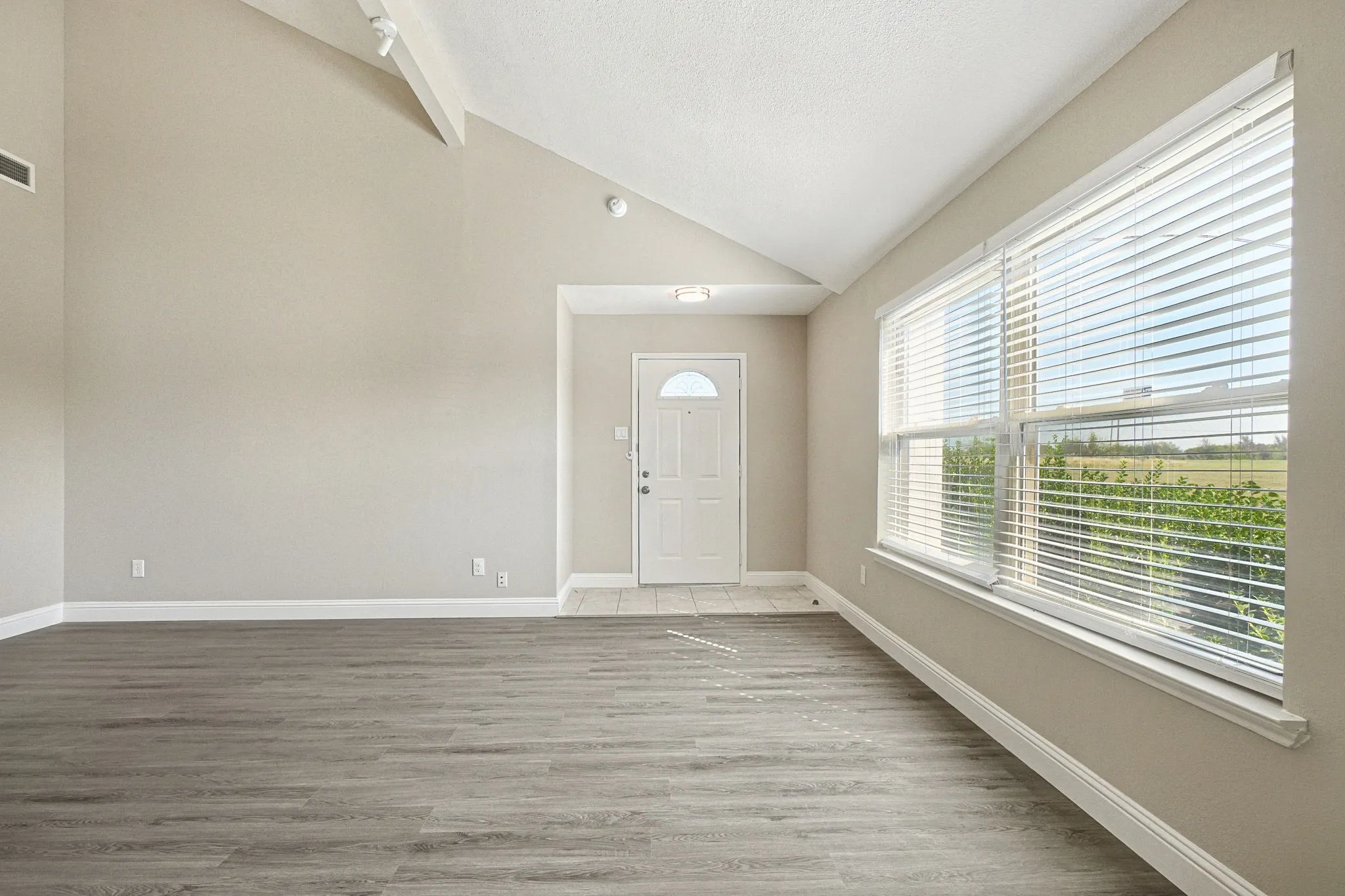 Single Family Residence For Sale in Dallas County , 1229 Old Barn Lane, Mesquite, Texas 75149, 3 Bedroom, 3 Bathroom, 2 Garage spaces, 1,870 Sqft, built in 1985, mls#21398474, Real Estate Agent in Mesquite, Homes For Sale in Dallas county, Homes For Sale in Mesquite, Realtor in Mesquite Texas, Real Estate Brokerage Independent Realty Texas, Luminita Cordes Realtor