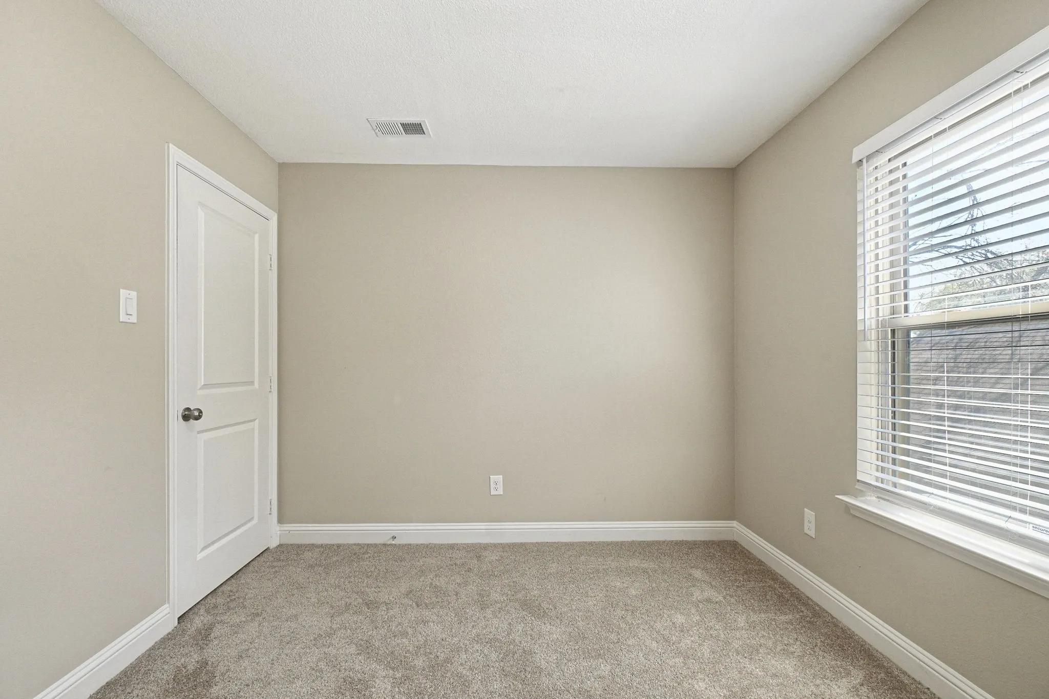Single Family Residence For Sale in Dallas County , 1229 Old Barn Lane, Mesquite, Texas 75149, 3 Bedroom, 3 Bathroom, 2 Garage spaces, 1,870 Sqft, built in 1985, mls#21398474, Real Estate Agent in Mesquite, Homes For Sale in Dallas county, Homes For Sale in Mesquite, Realtor in Mesquite Texas, Real Estate Brokerage Independent Realty Texas, Luminita Cordes Realtor