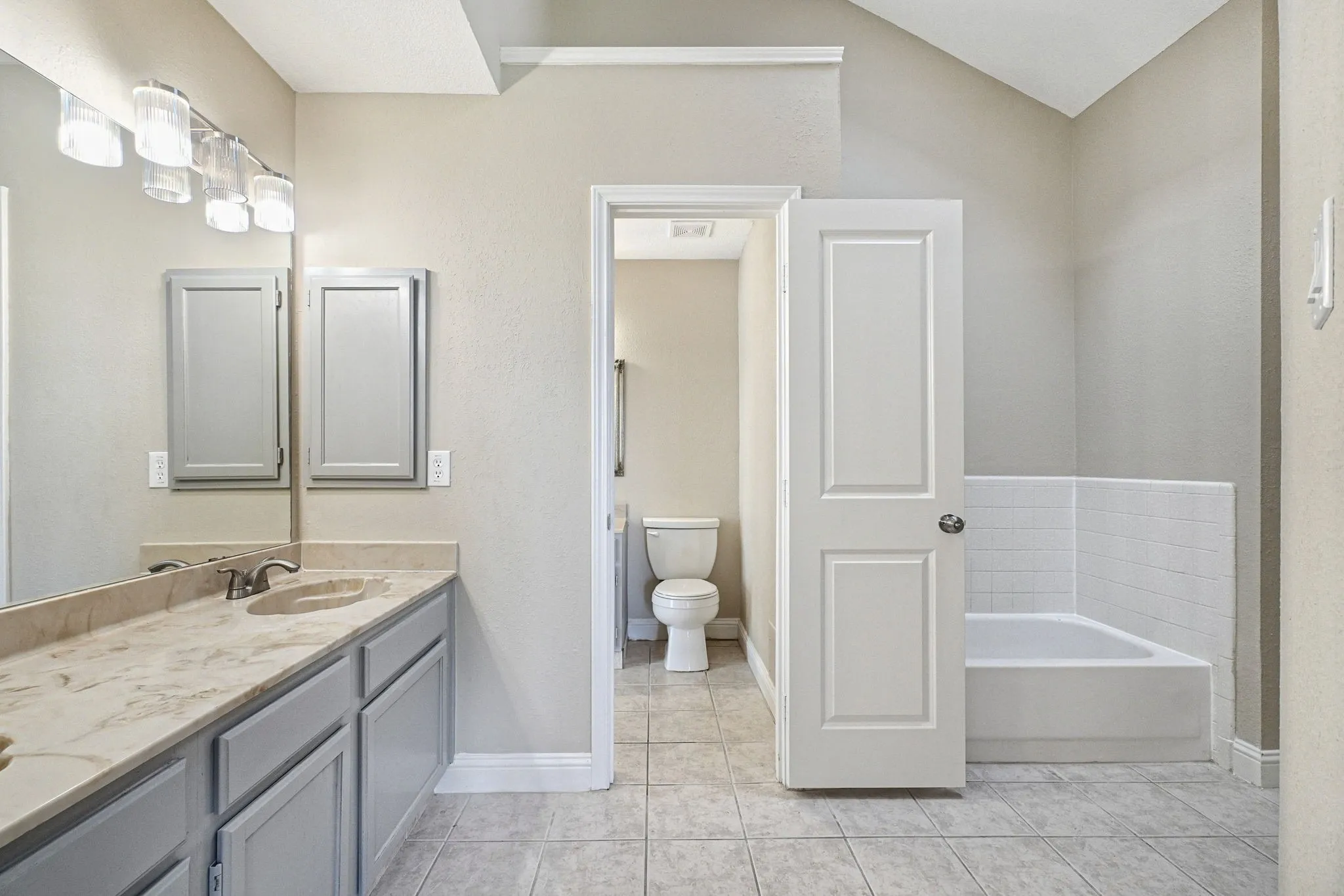 Single Family Residence For Sale in Dallas County , 1229 Old Barn Lane, Mesquite, Texas 75149, 3 Bedroom, 3 Bathroom, 2 Garage spaces, 1,870 Sqft, built in 1985, mls#21398474, Real Estate Agent in Mesquite, Homes For Sale in Dallas county, Homes For Sale in Mesquite, Realtor in Mesquite Texas, Real Estate Brokerage Independent Realty Texas, Luminita Cordes Realtor