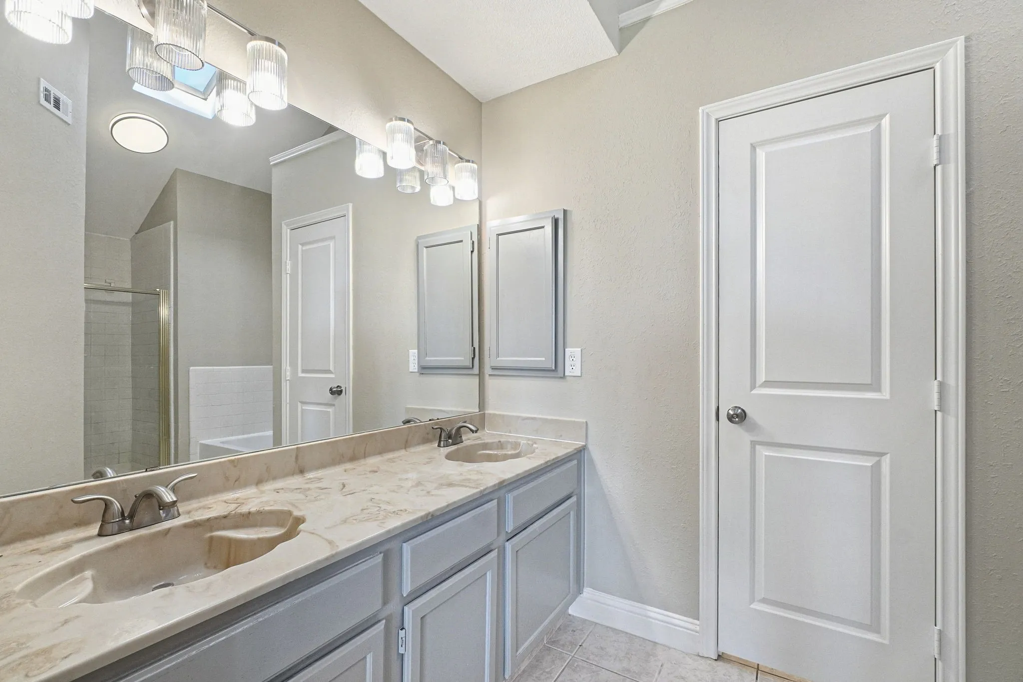 Single Family Residence For Sale in Dallas County , 1229 Old Barn Lane, Mesquite, Texas 75149, 3 Bedroom, 3 Bathroom, 2 Garage spaces, 1,870 Sqft, built in 1985, mls#21398474, Real Estate Agent in Mesquite, Homes For Sale in Dallas county, Homes For Sale in Mesquite, Realtor in Mesquite Texas, Real Estate Brokerage Independent Realty Texas, Luminita Cordes Realtor