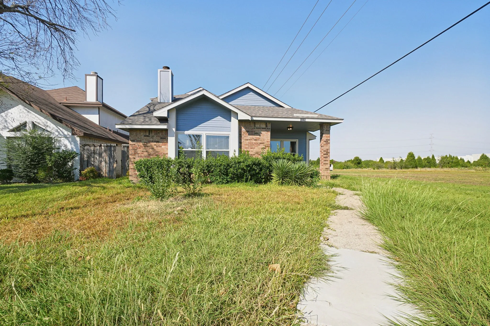 Single Family Residence For Sale in Dallas County , 1229 Old Barn Lane, Mesquite, Texas 75149, 3 Bedroom, 3 Bathroom, 2 Garage spaces, 1,870 Sqft, built in 1985, mls#21398474, Real Estate Agent in Mesquite, Homes For Sale in Dallas county, Homes For Sale in Mesquite, Realtor in Mesquite Texas, Real Estate Brokerage Independent Realty Texas, Luminita Cordes Realtor