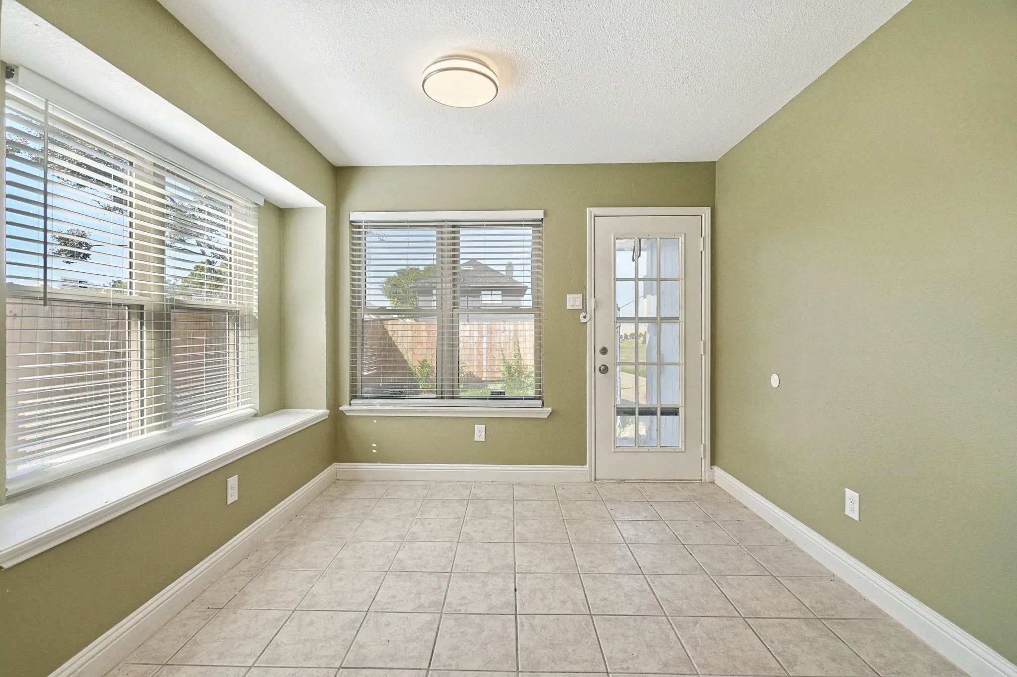 Single Family Residence For Sale in Dallas County , 1229 Old Barn Lane, Mesquite, Texas 75149, 3 Bedroom, 3 Bathroom, 2 Garage spaces, 1,870 Sqft, built in 1985, mls#21398474, Real Estate Agent in Mesquite, Homes For Sale in Dallas county, Homes For Sale in Mesquite, Realtor in Mesquite Texas, Real Estate Brokerage Independent Realty Texas, Luminita Cordes Realtor