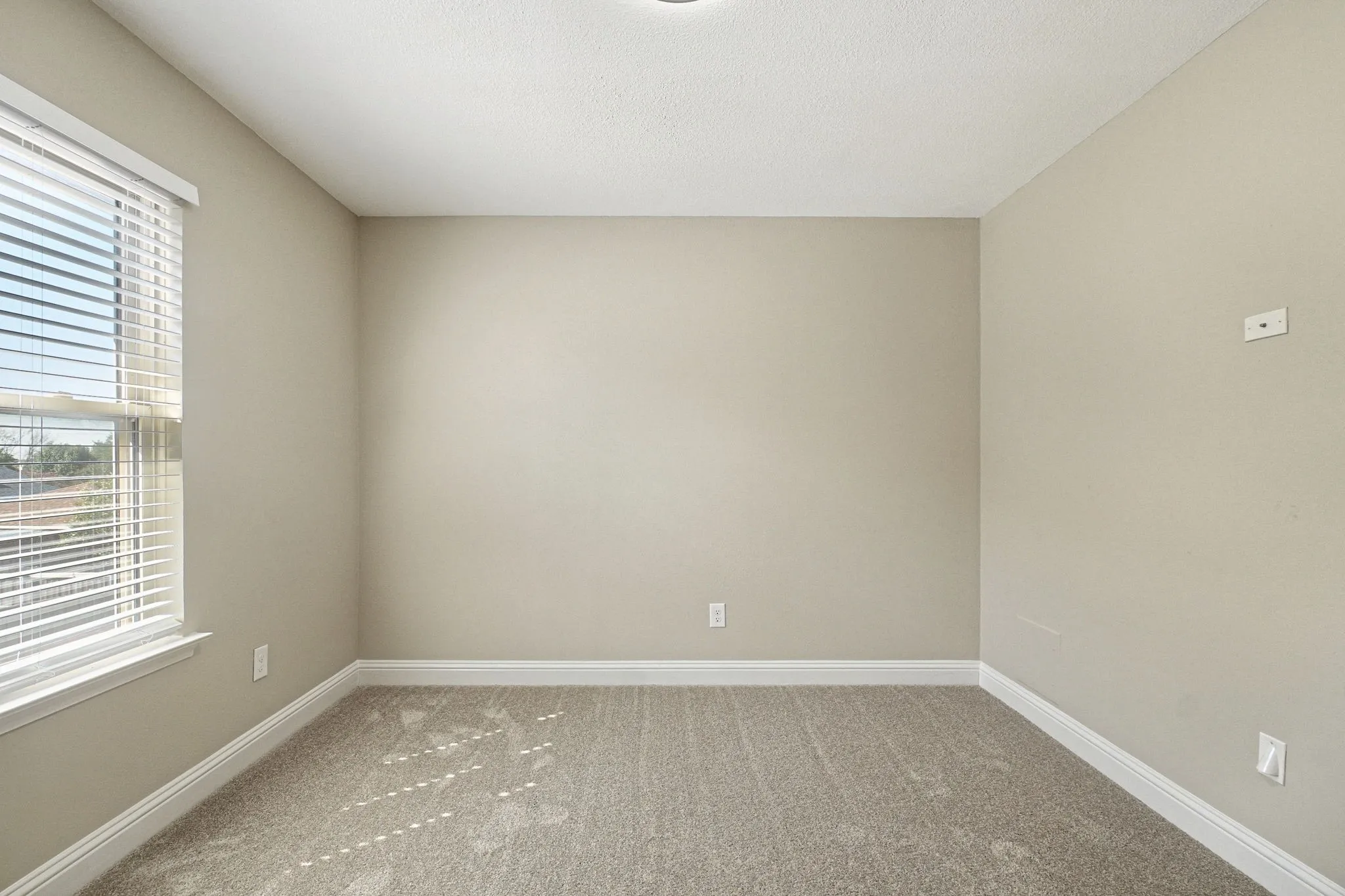 Single Family Residence For Sale in Dallas County , 1229 Old Barn Lane, Mesquite, Texas 75149, 3 Bedroom, 3 Bathroom, 2 Garage spaces, 1,870 Sqft, built in 1985, mls#21398474, Real Estate Agent in Mesquite, Homes For Sale in Dallas county, Homes For Sale in Mesquite, Realtor in Mesquite Texas, Real Estate Brokerage Independent Realty Texas, Luminita Cordes Realtor