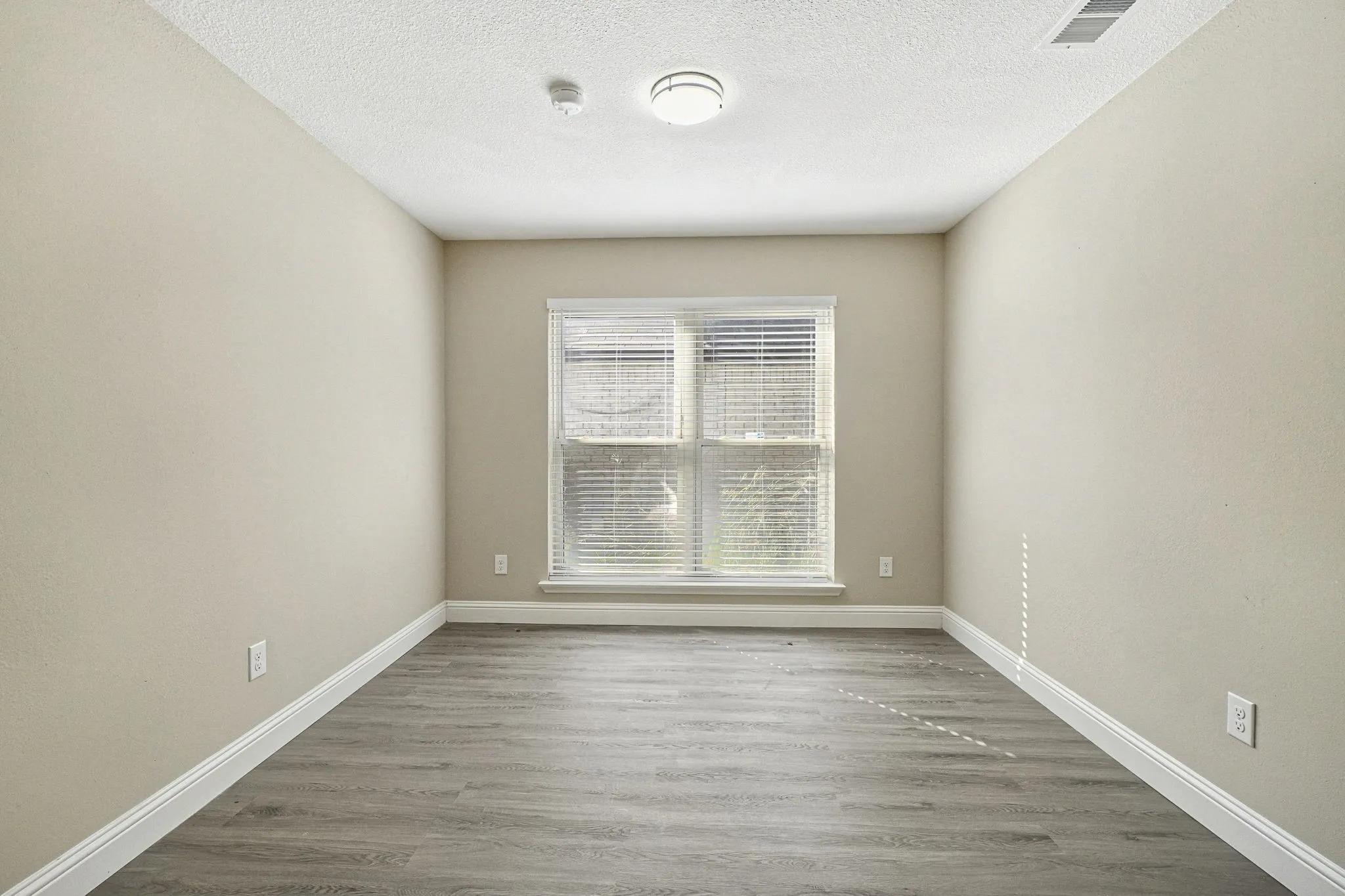 Single Family Residence For Sale in Dallas County , 1229 Old Barn Lane, Mesquite, Texas 75149, 3 Bedroom, 3 Bathroom, 2 Garage spaces, 1,870 Sqft, built in 1985, mls#21398474, Real Estate Agent in Mesquite, Homes For Sale in Dallas county, Homes For Sale in Mesquite, Realtor in Mesquite Texas, Real Estate Brokerage Independent Realty Texas, Luminita Cordes Realtor