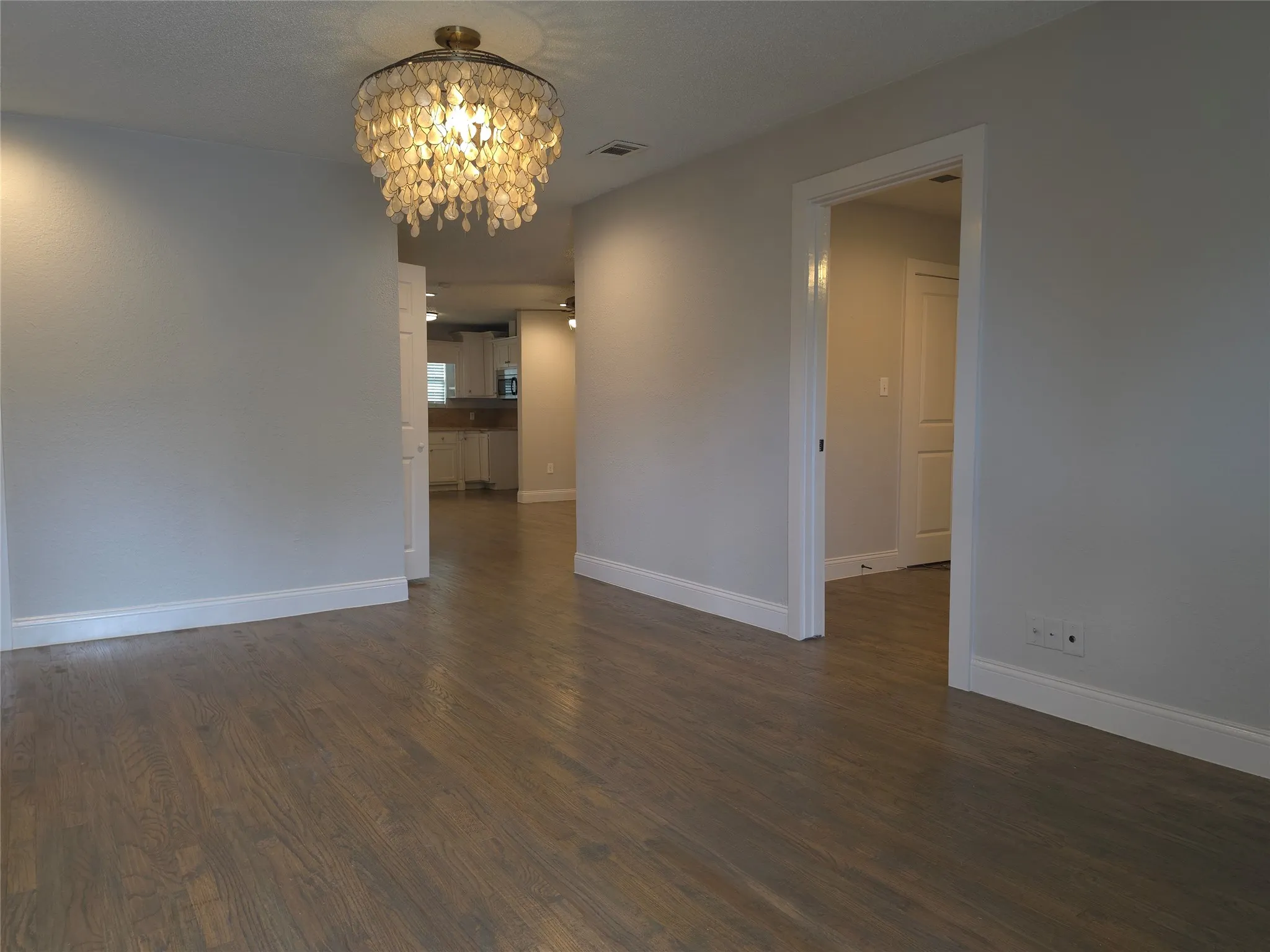 Single Family Residence For Rent in Dallas County , 3123 Arizona Avenue, Dallas, Texas 75216, 3 Bedroom, 2 Bathroom, Garage spaces, 1,507 Sqft, built in 1946, mls#21410267, Real Estate Agent in Dallas, Homes For Rent in Dallas county, Homes For Rent in Dallas, Realtor in Dallas Texas, Real Estate Brokerage Independent Realty Texas, Luminita Cordes Realtor