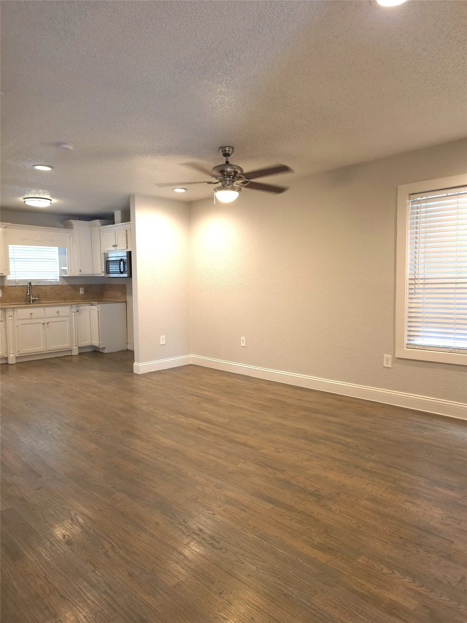 Single Family Residence For Rent in Dallas County , 3123 Arizona Avenue, Dallas, Texas 75216, 3 Bedroom, 2 Bathroom, Garage spaces, 1,507 Sqft, built in 1946, mls#21410267, Real Estate Agent in Dallas, Homes For Rent in Dallas county, Homes For Rent in Dallas, Realtor in Dallas Texas, Real Estate Brokerage Independent Realty Texas, Luminita Cordes Realtor